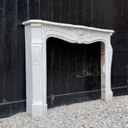 Cheminée de style Louis XV en marbre de Carrare vers 1980