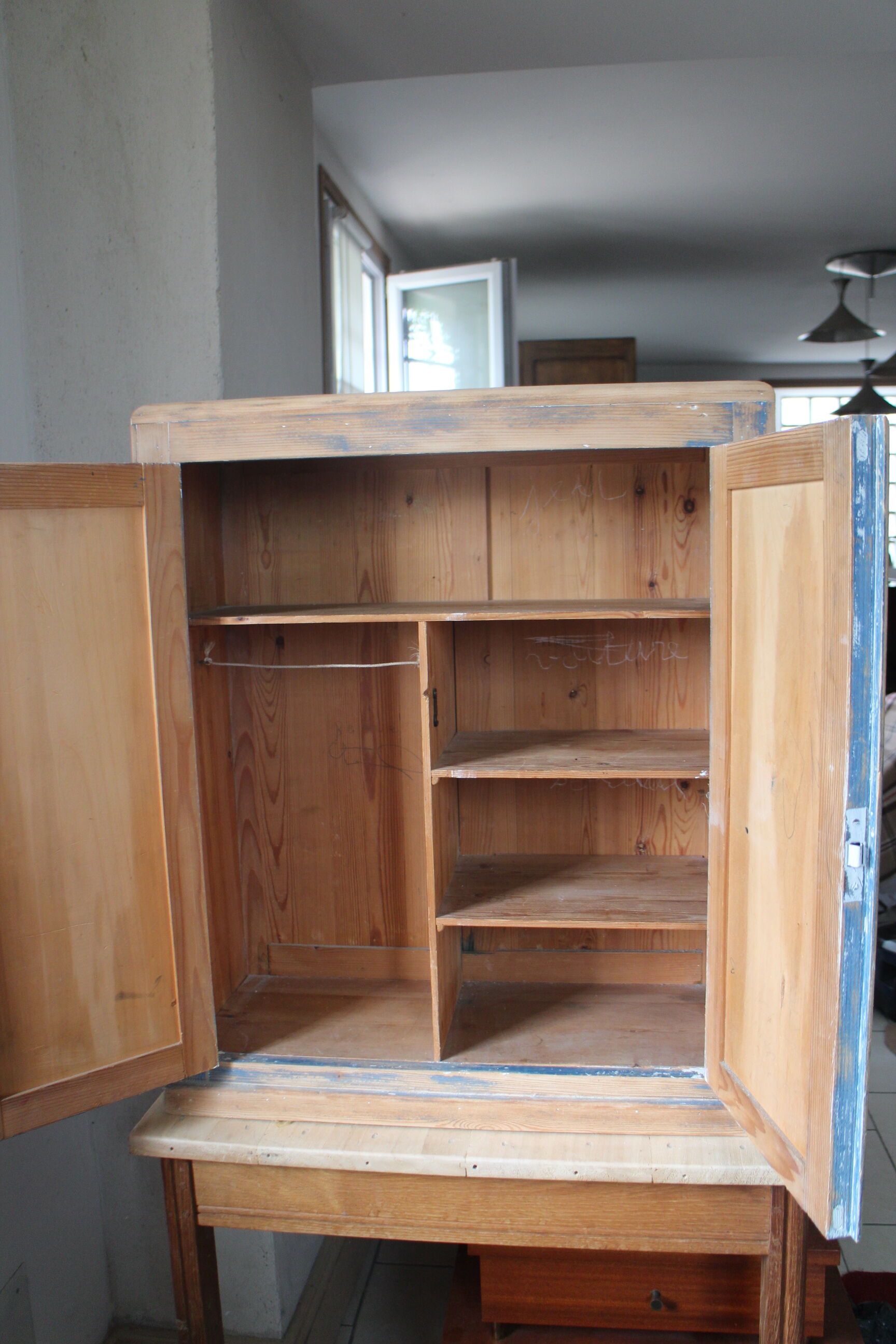 Meuble de rangement parisien bois brut