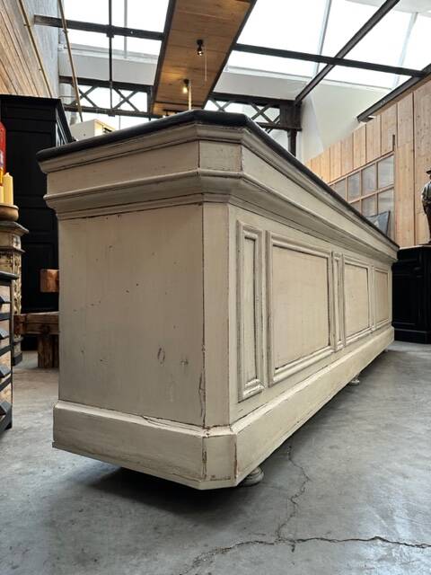 Huge store counter at the beginning of the 20th century
