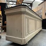 Huge store counter at the beginning of the 20th century