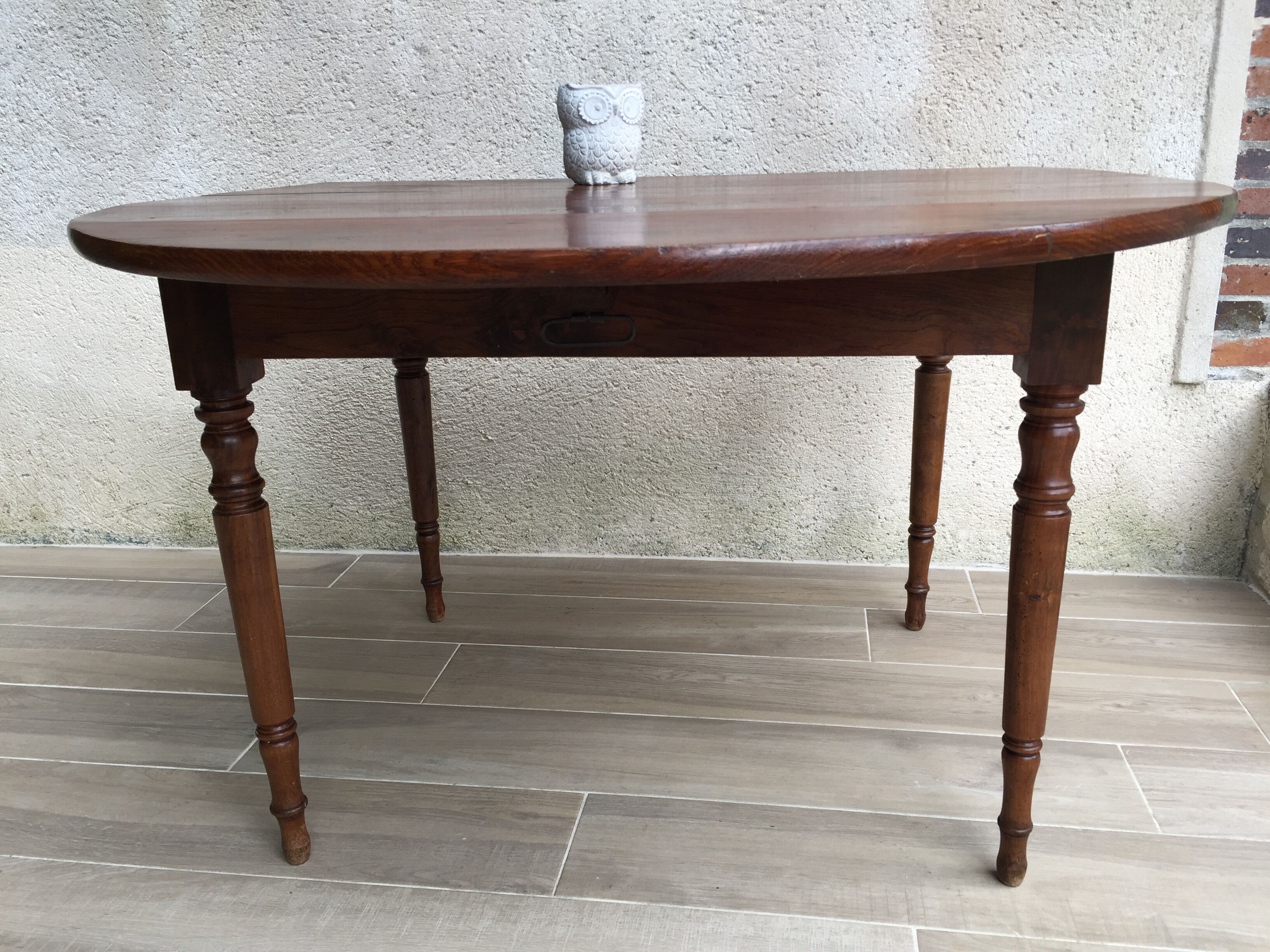 Large table round in rabats in vintage massive oak