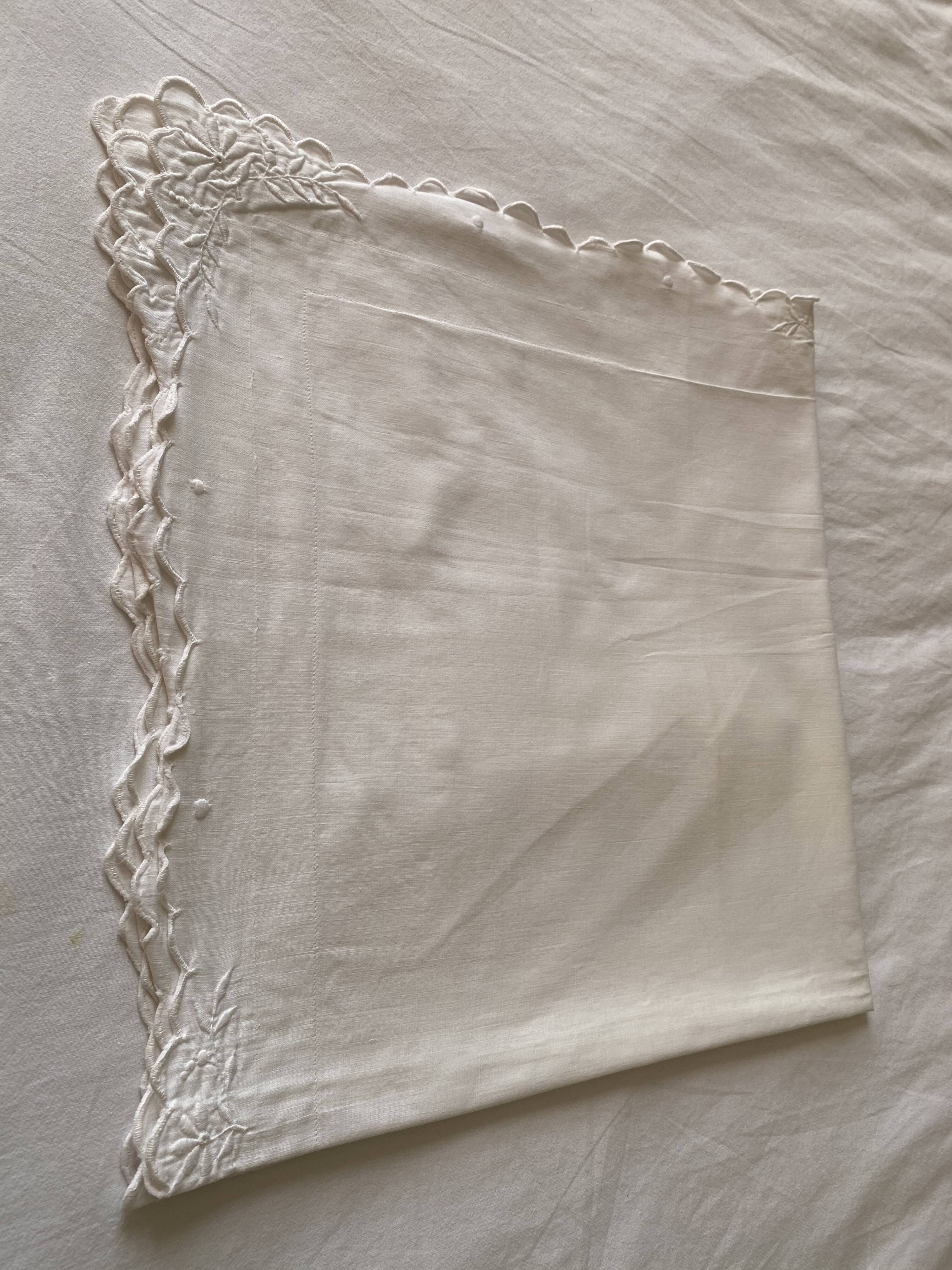 Taie with embroidery