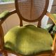 Fauteuil de style Louis XVI en velours et rotin