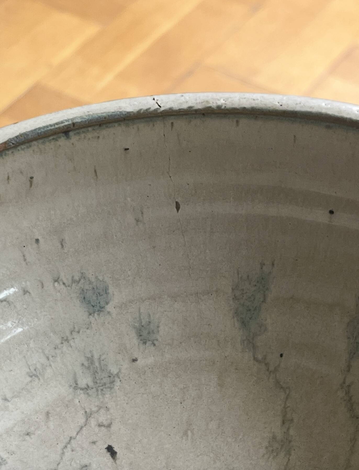 Shallow dish in stoneware, signed Yves Loiselet.