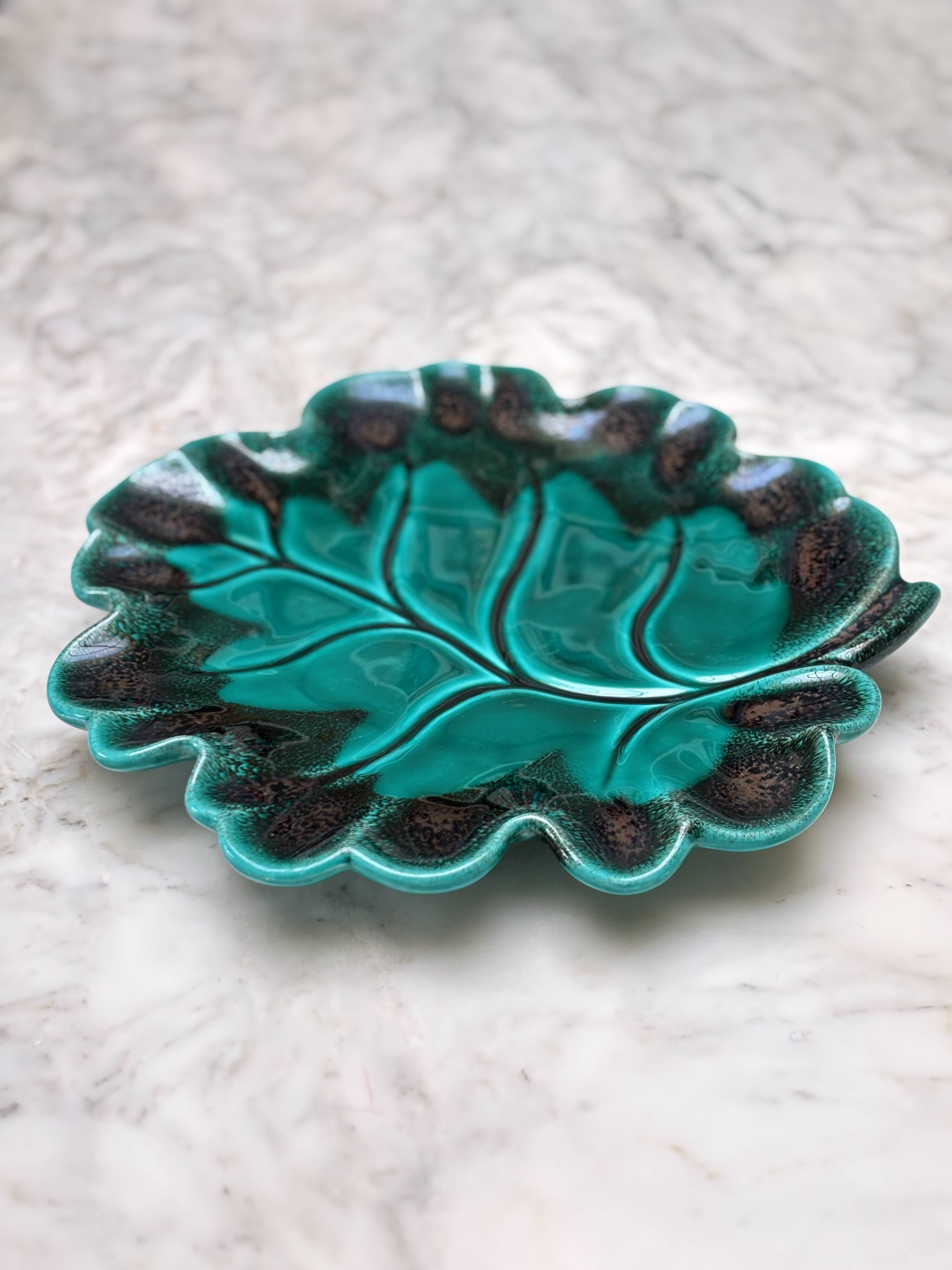 Vintage slip serving dish - Green leaf with black veneered edge