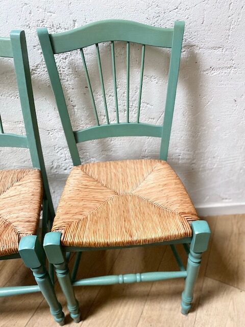 Set of 2 wooden chairs