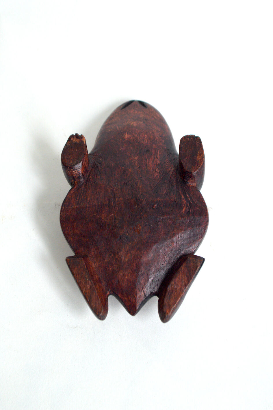 Cendrier grenouille en bois sculpté