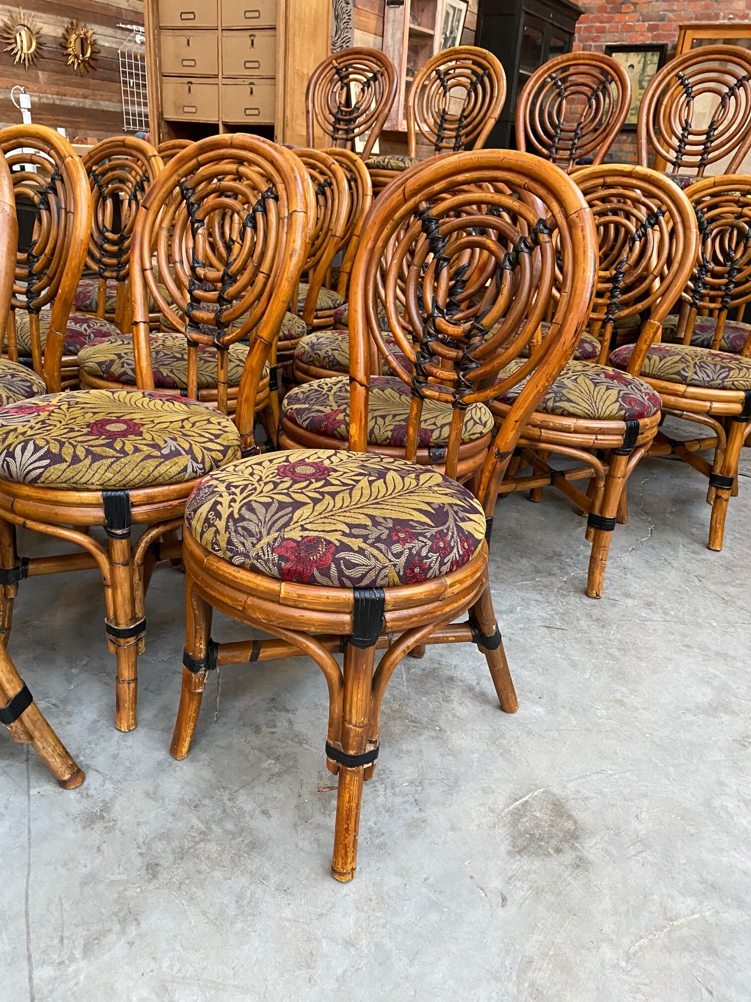Suite de 12 chaises vintages