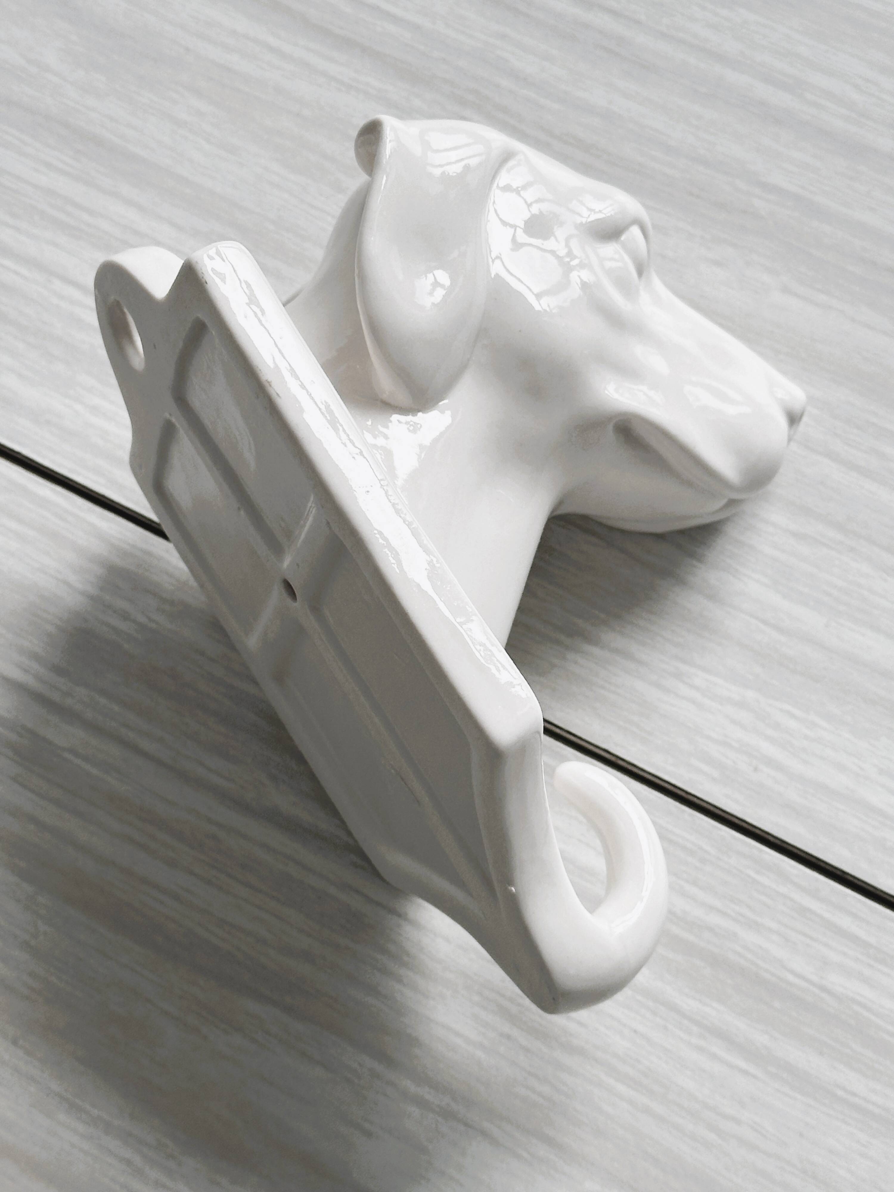 Patère en porcelaine chien.