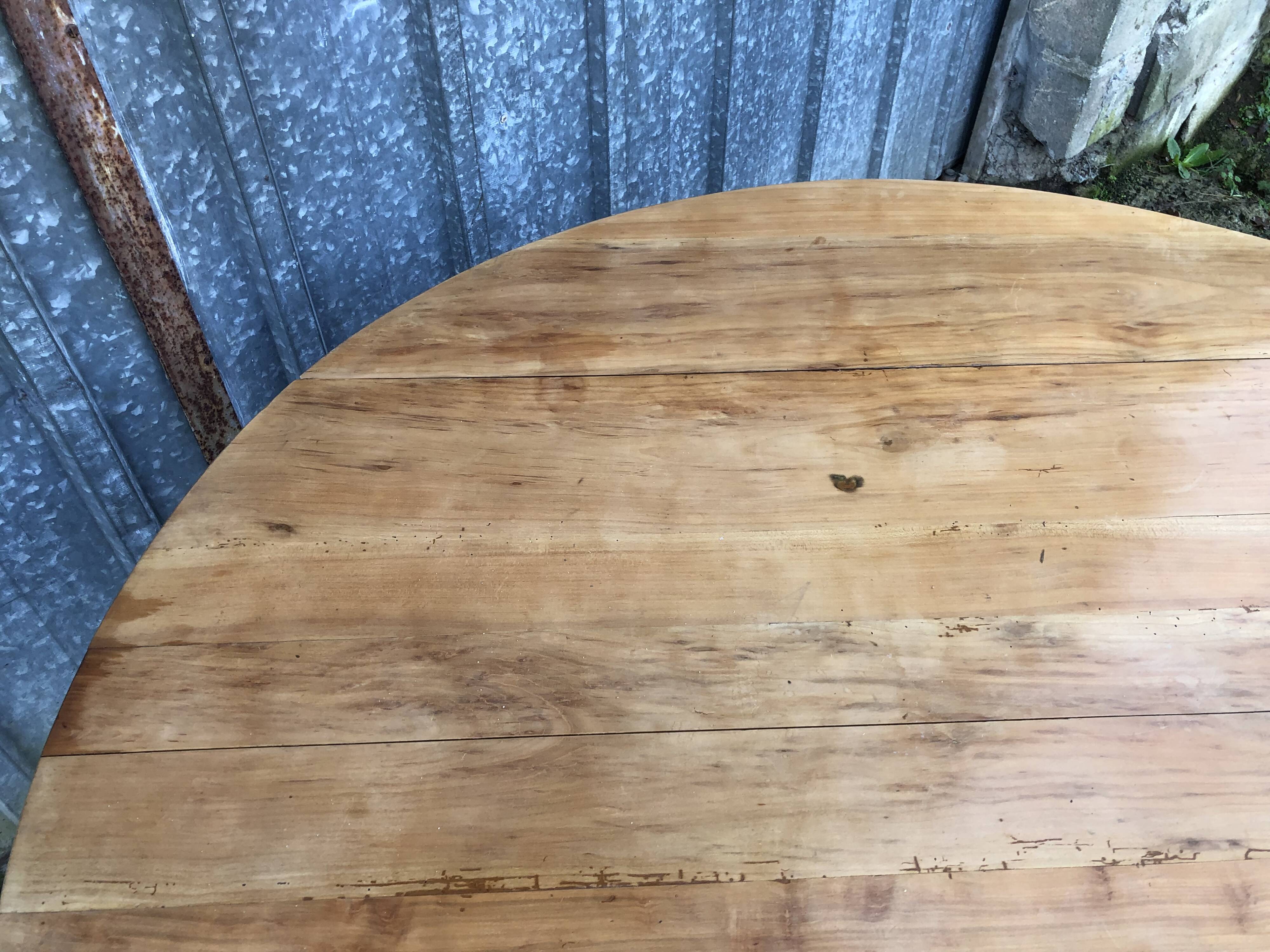 Round table in solid cherry wood, extendable with twisted legs, Louis Philippe style.