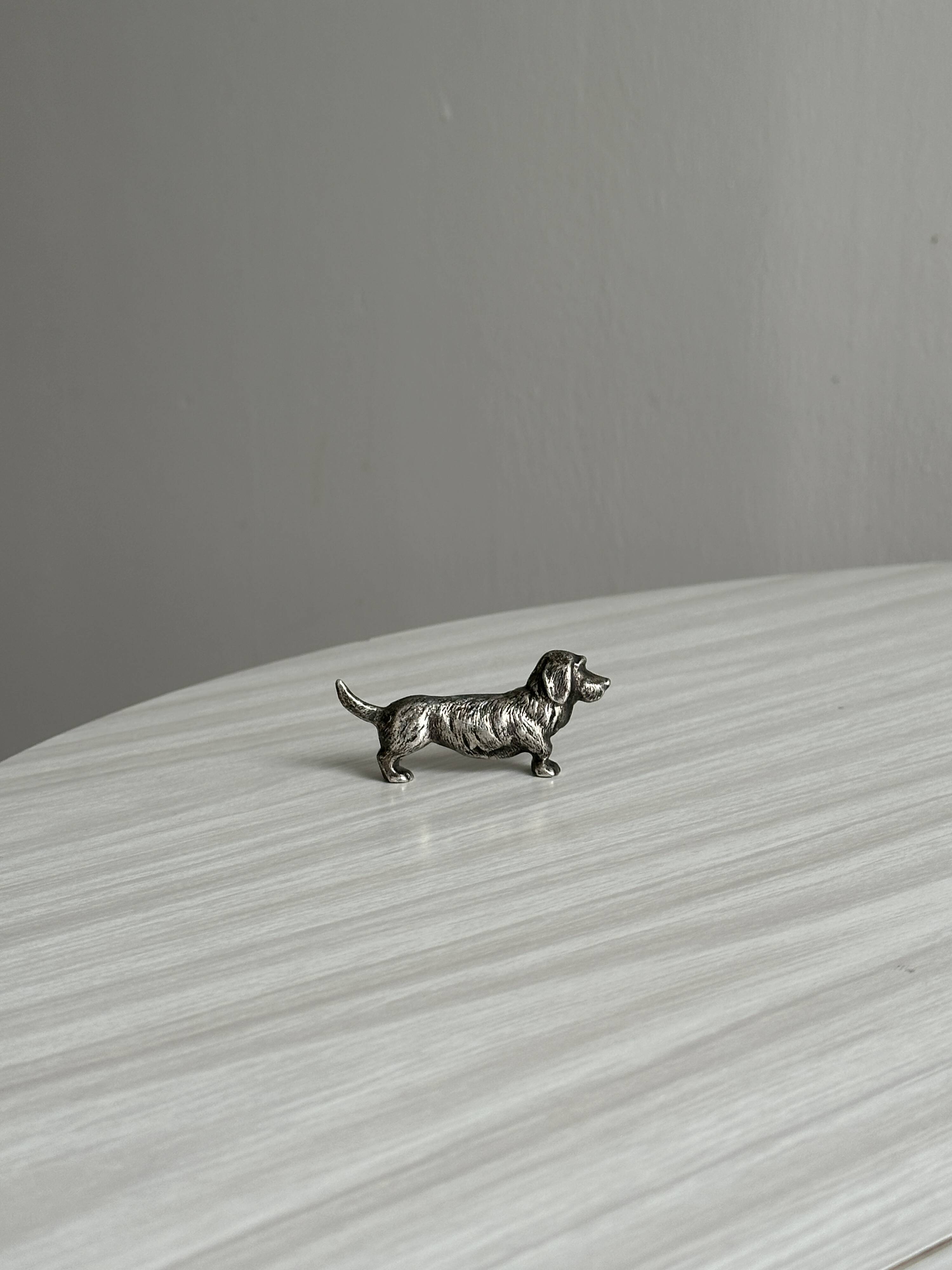 6 metal knife holders in the shape of small dogs