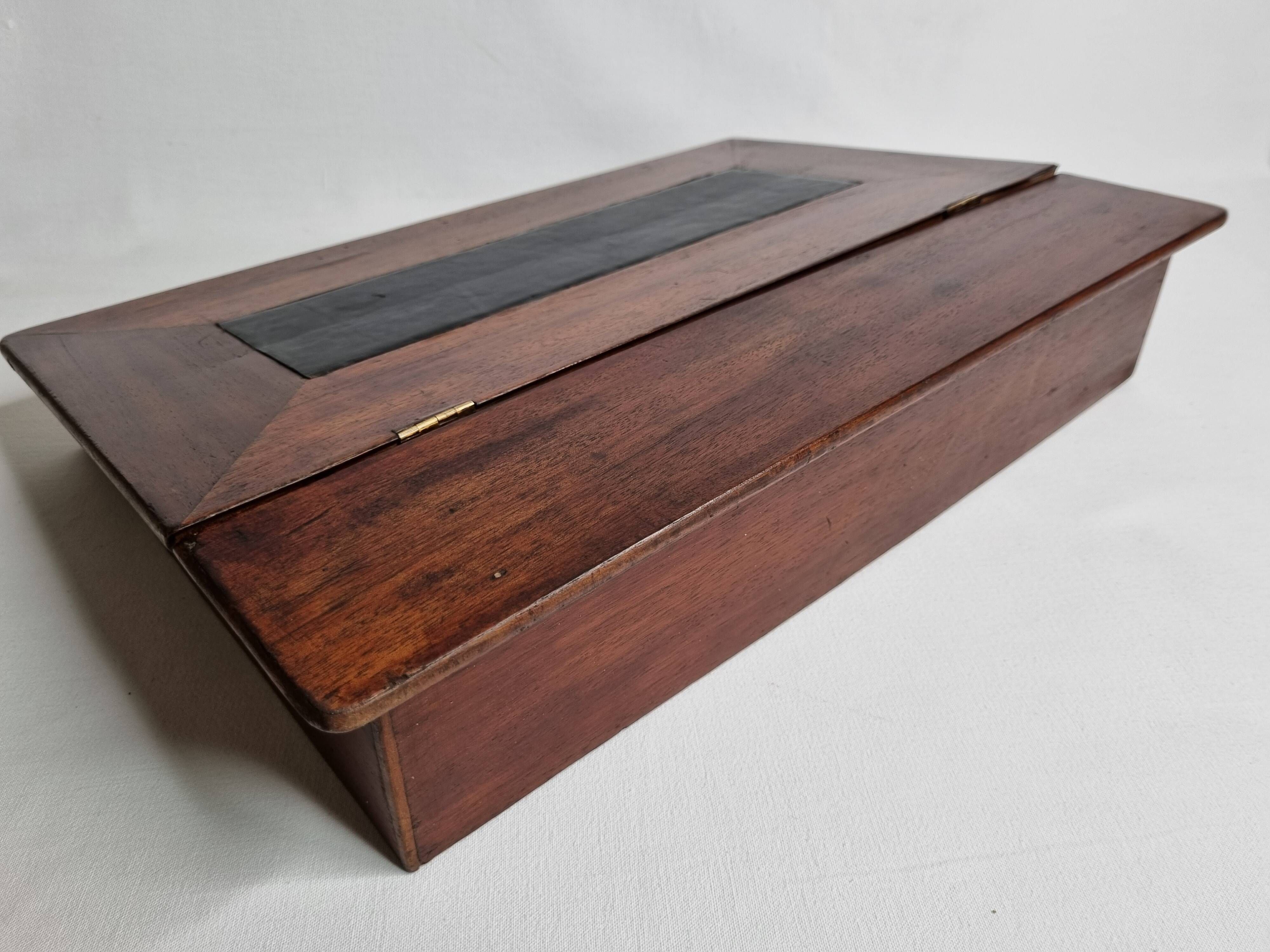 Écritoire de voyage antique du XIXe siècle en cuir et bois, 45 cm