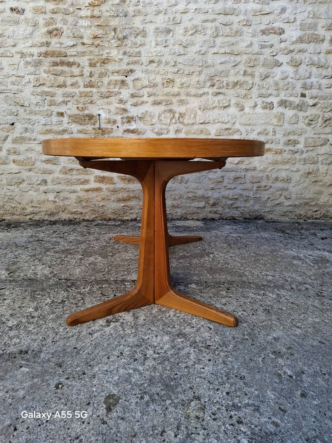 Baumann oval table