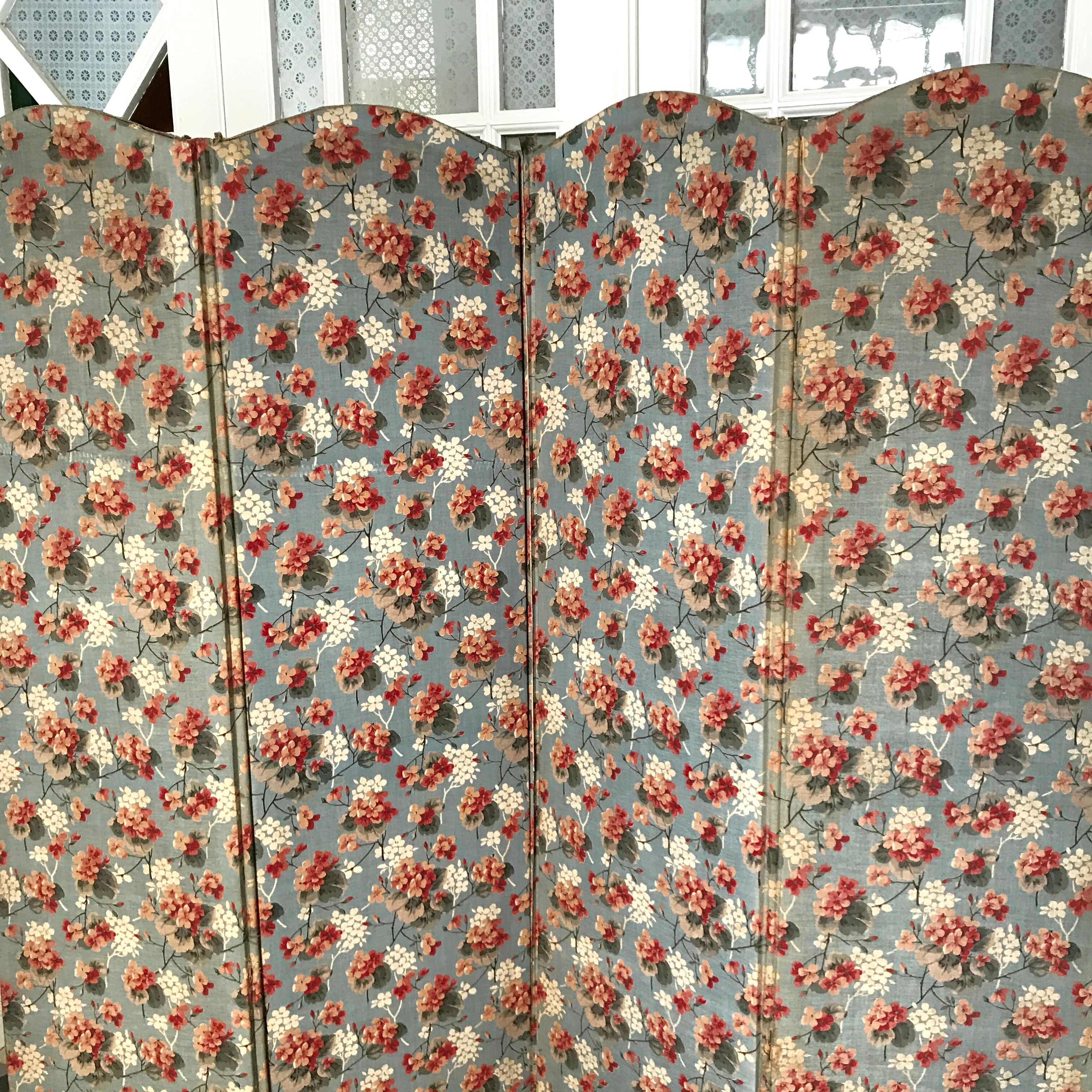 Screen old wood and flowery fabric