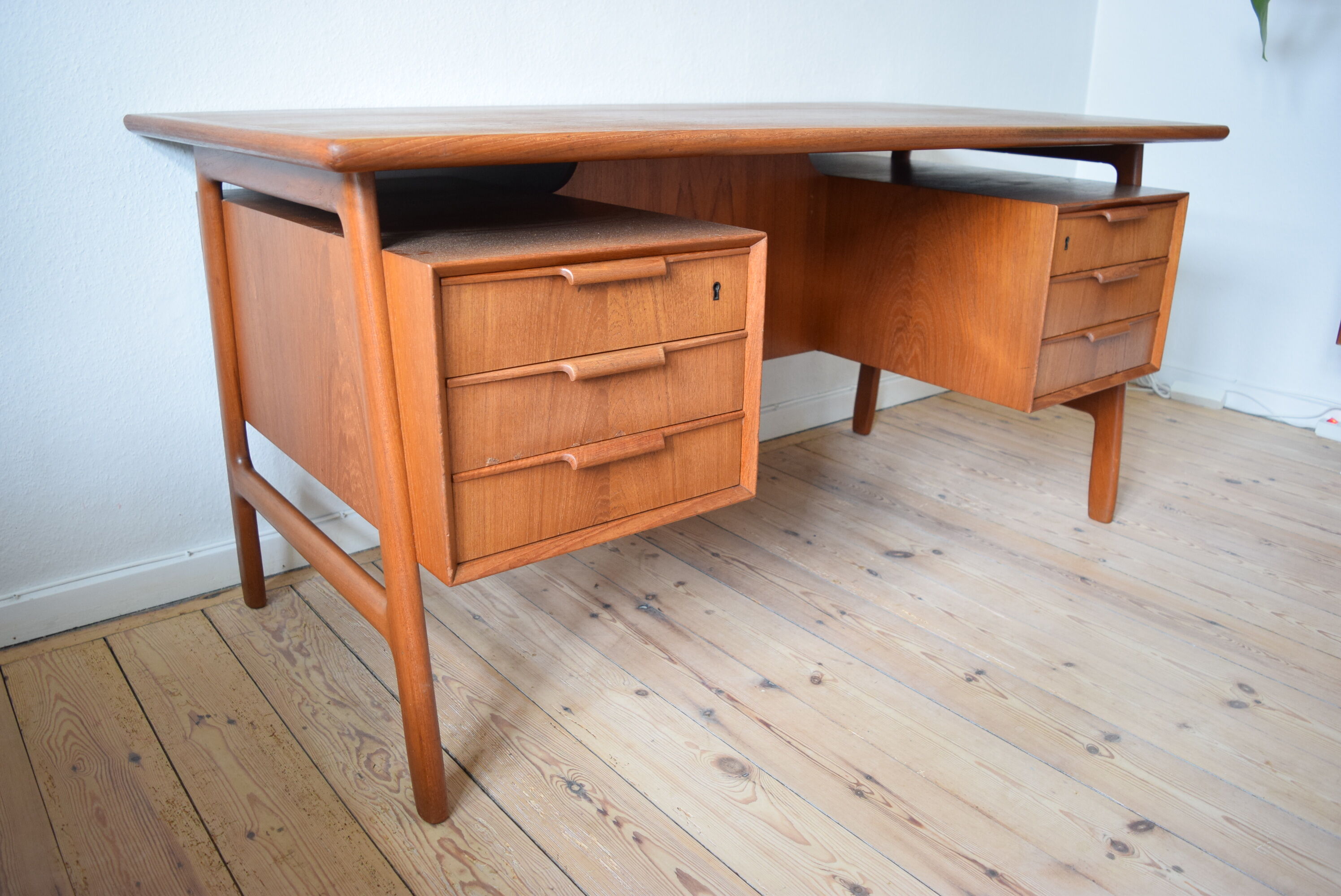 Danish model 75 desk by Gunni Omann 1960