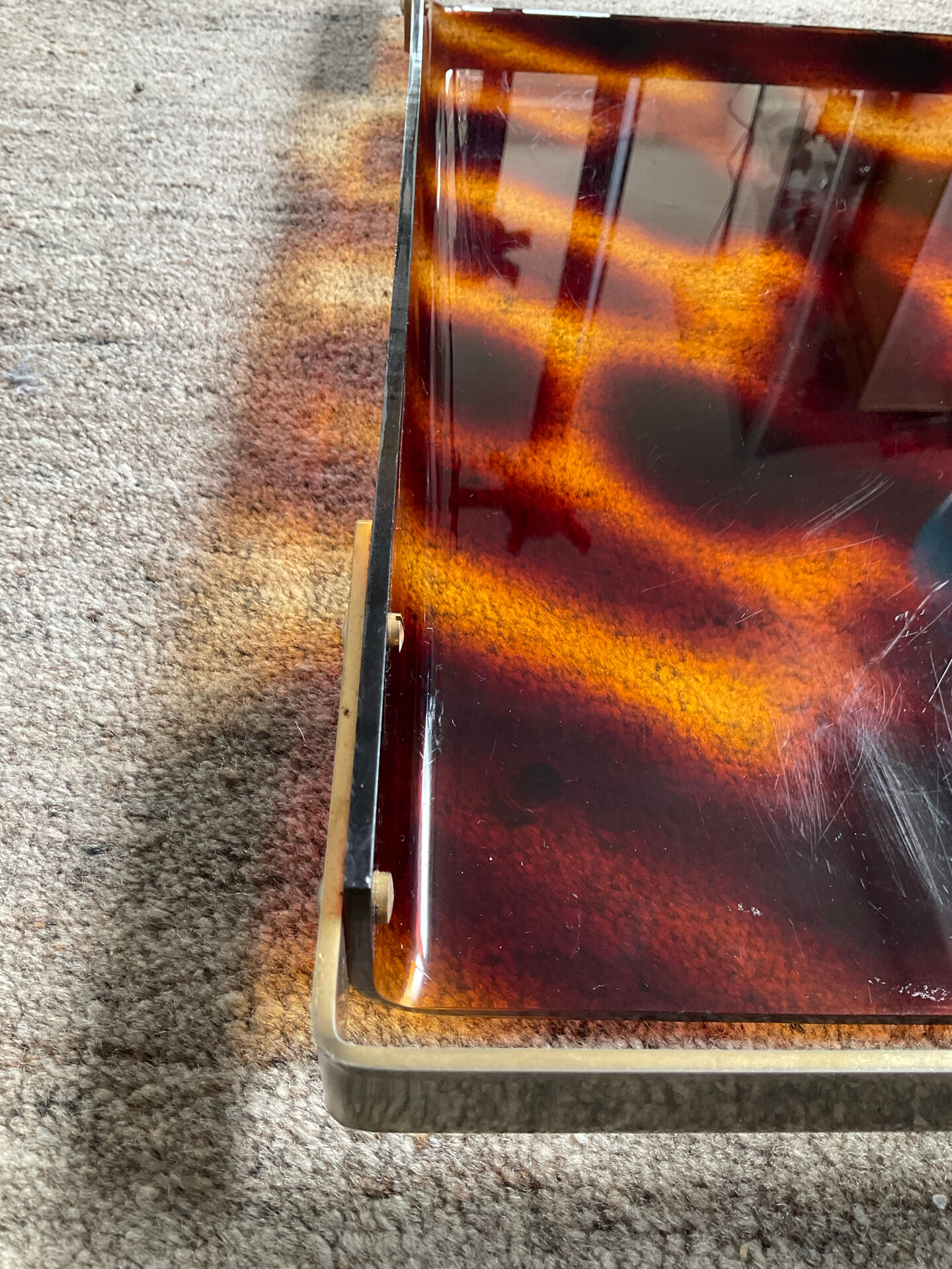 Vintage plateau in tortoiseshell lucite, Maison Mercier style.