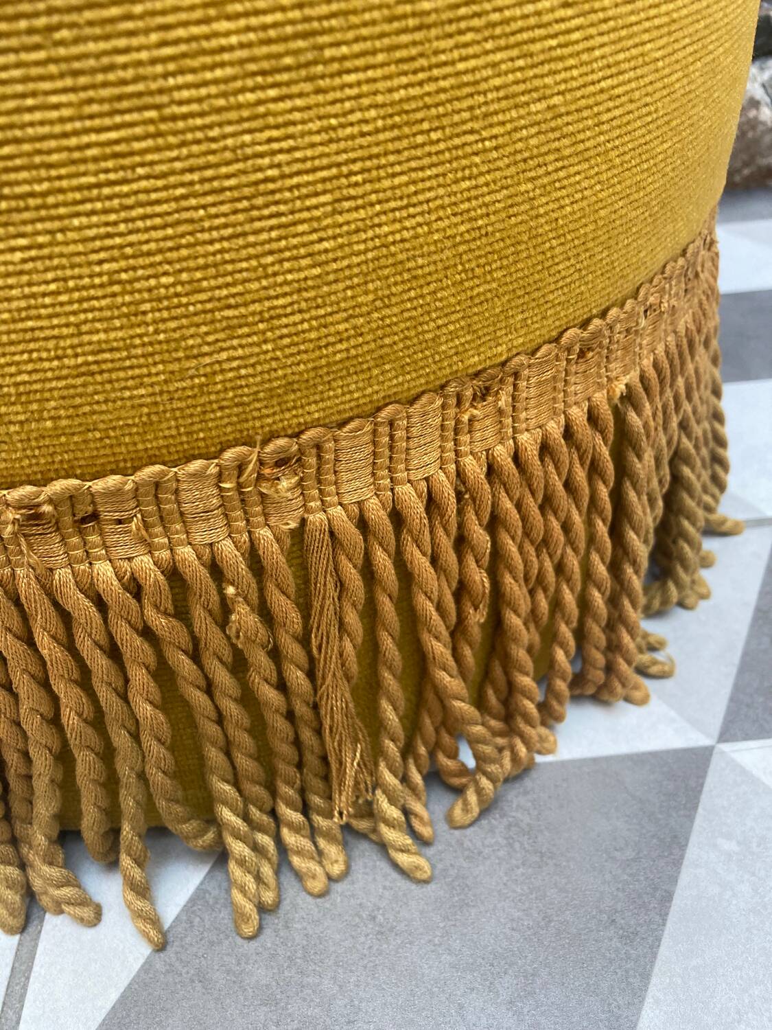 Pouf en velours moutarde, années 60-70