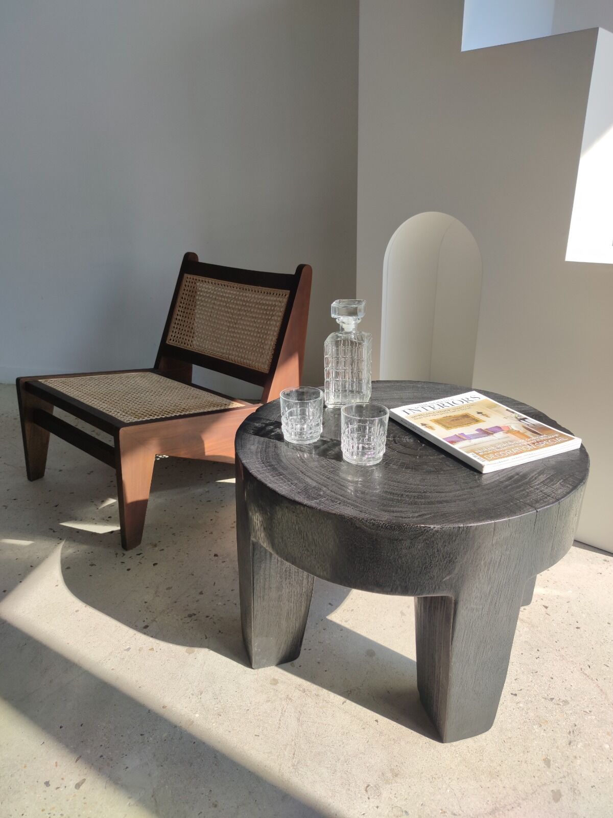 Quadripod coffee table in black monoxyl solid wood