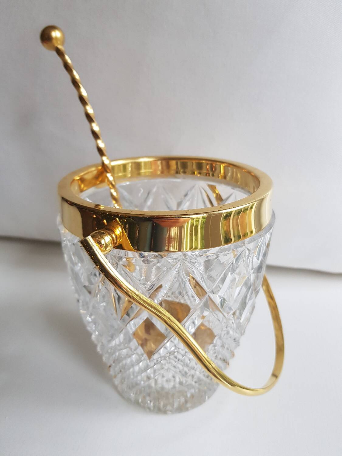 Seau à glace en cristal taillé du milieu du siècle Val Saint Lambert avec détails dorés et cuillère