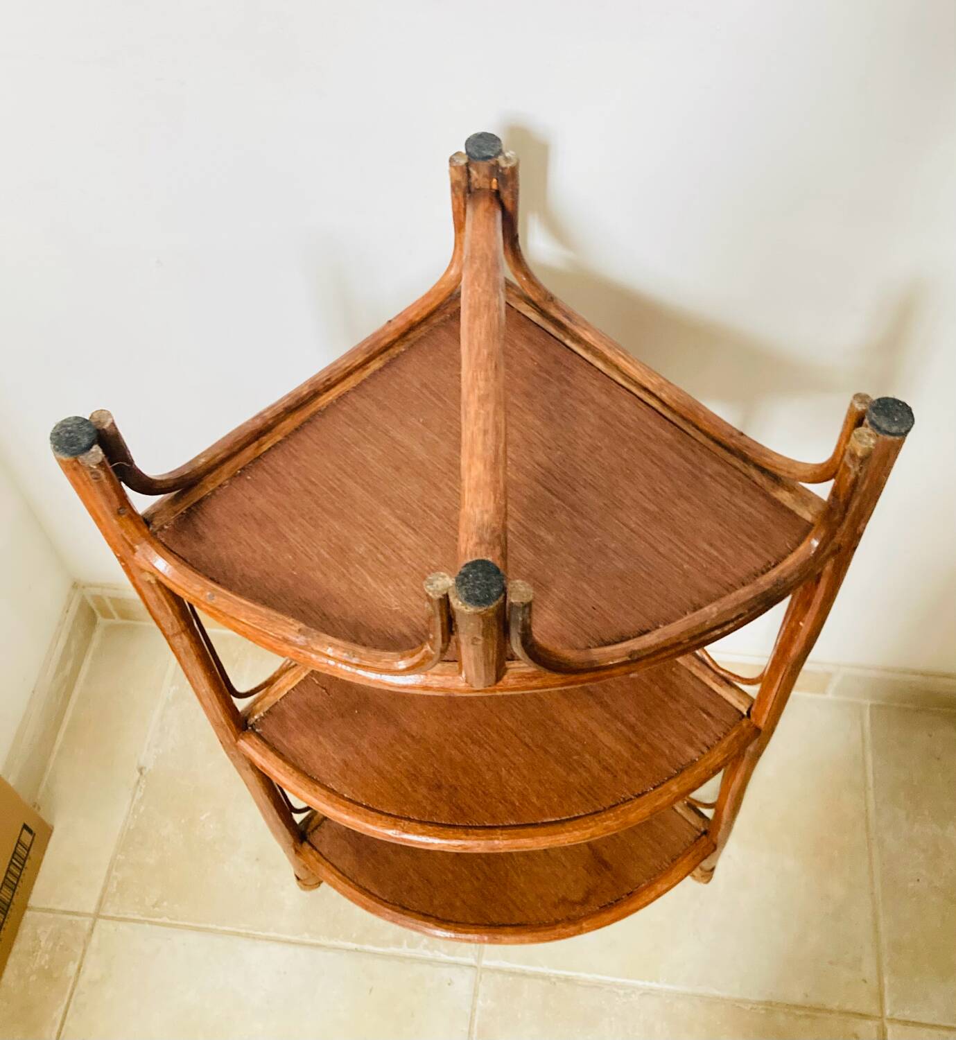 Étagère d'angle vintage en bambou et rotin années 1960/70