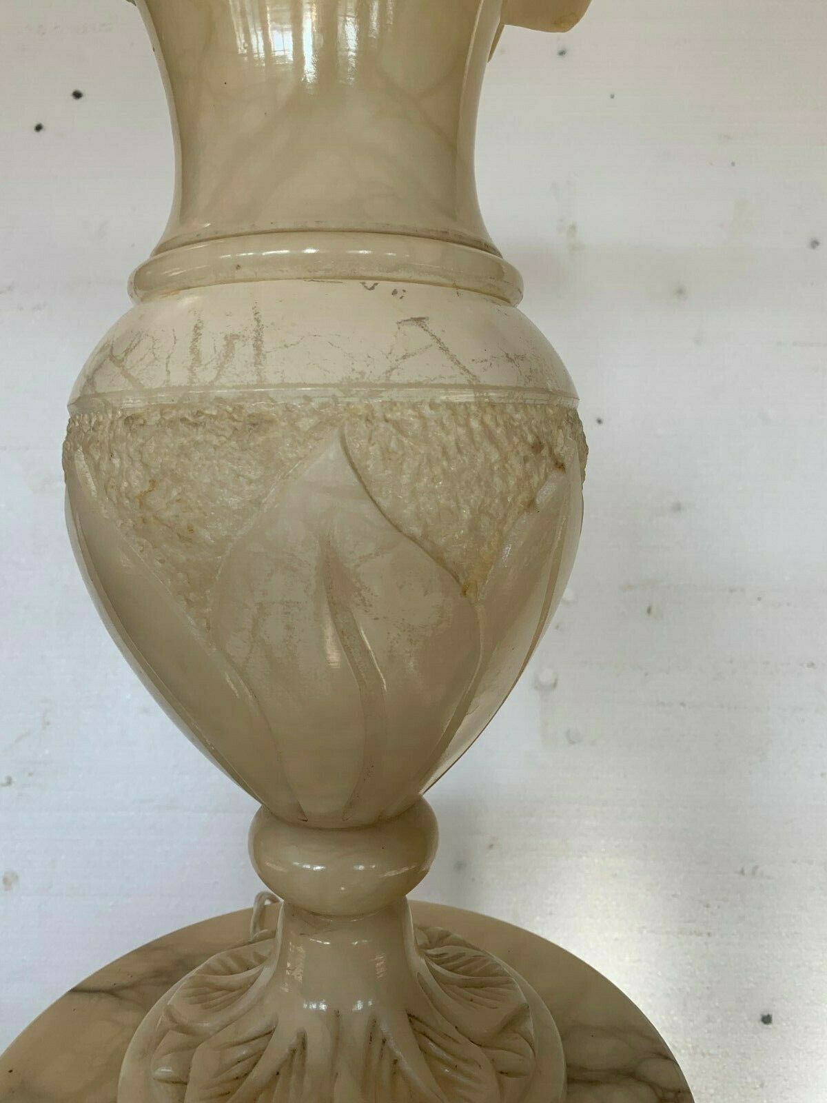 Column and vase lamp in alabaster with 20th century floral decoration