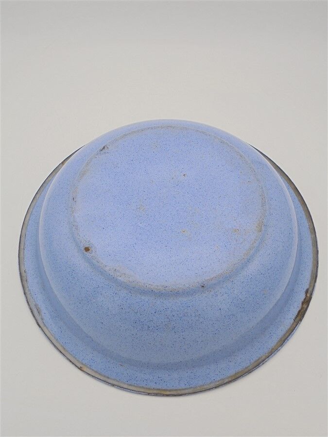 Enamelled tin basin