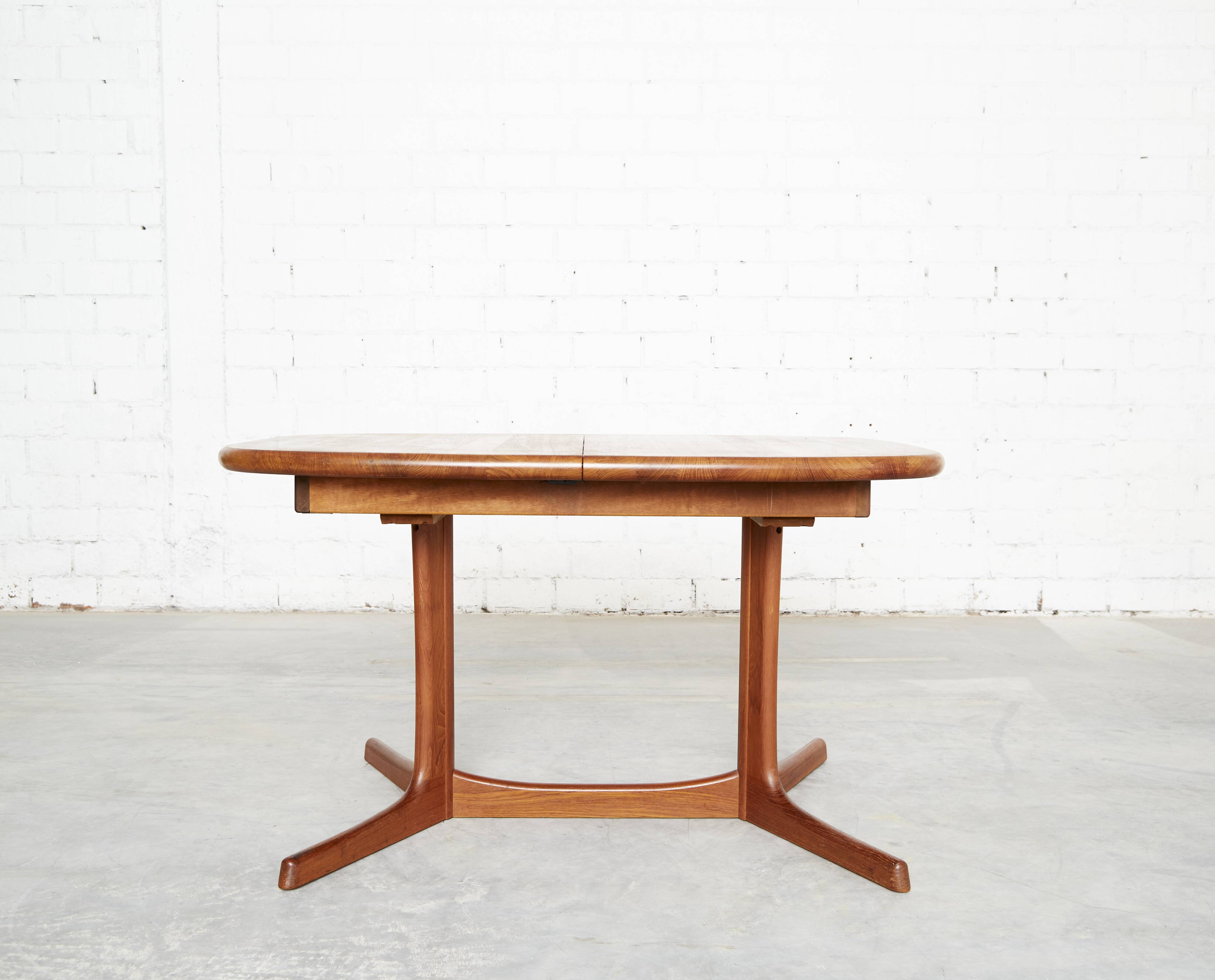 Juul Kristensen superelliptical Mid-Century Dining Table for Glostrup