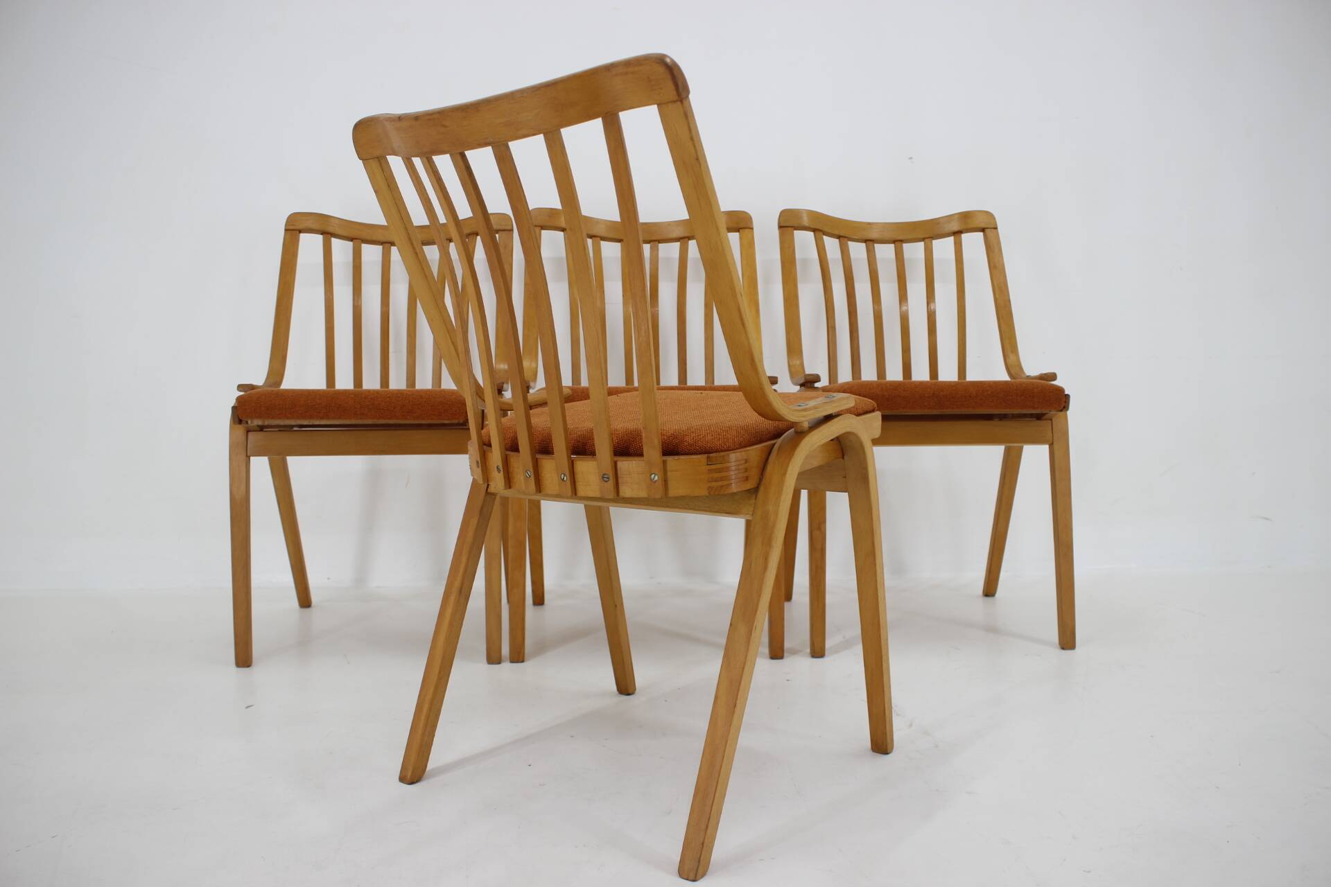 Ensemble des années 1970 de quatre chaises de salle à manger Antonin Suman par Ton, Tchécoslovaquie