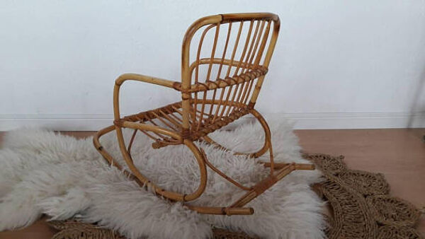 Fauteuil à bascule en rotin vintage pour les enfants