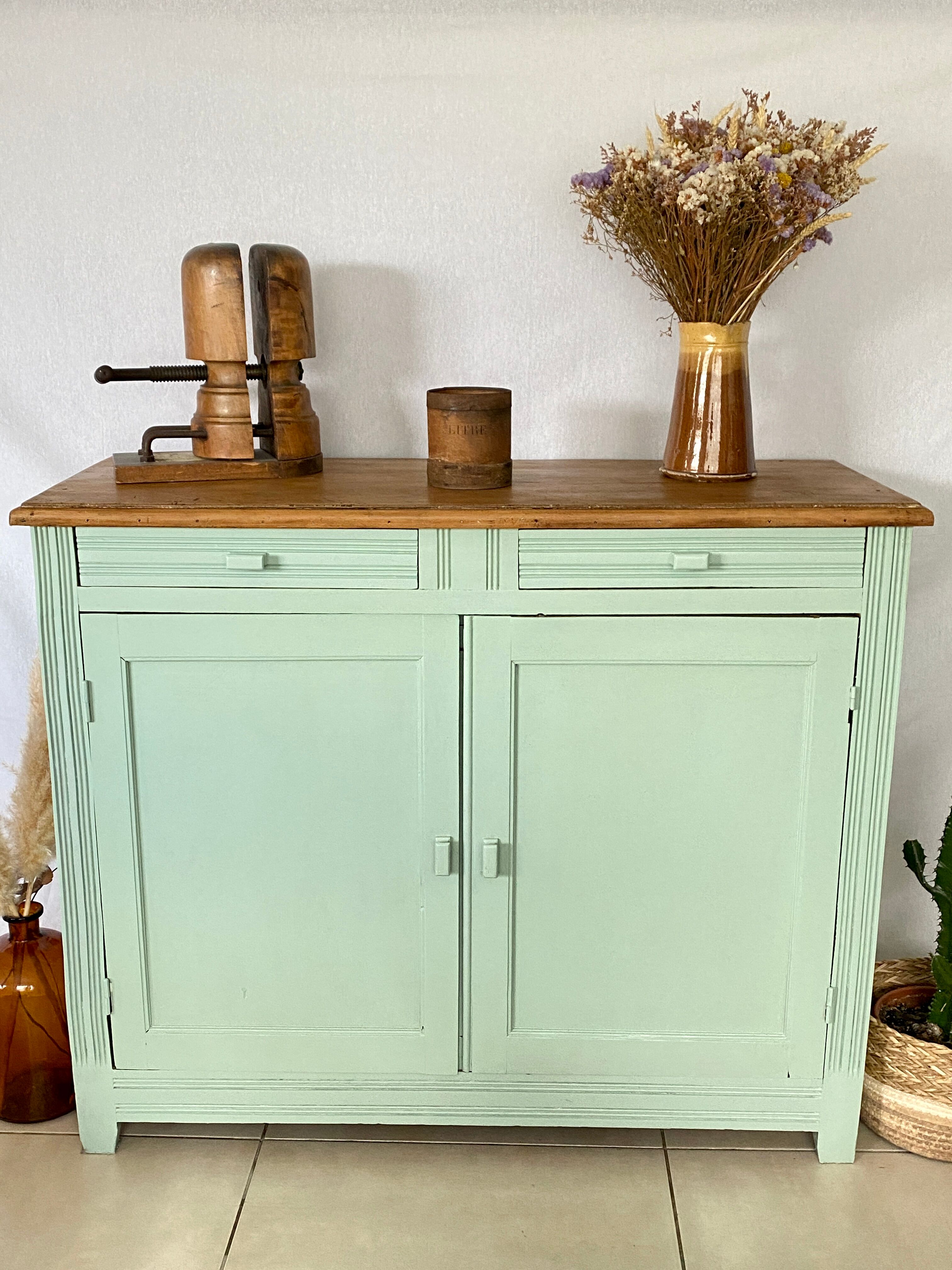 Green Parisian buffet mint