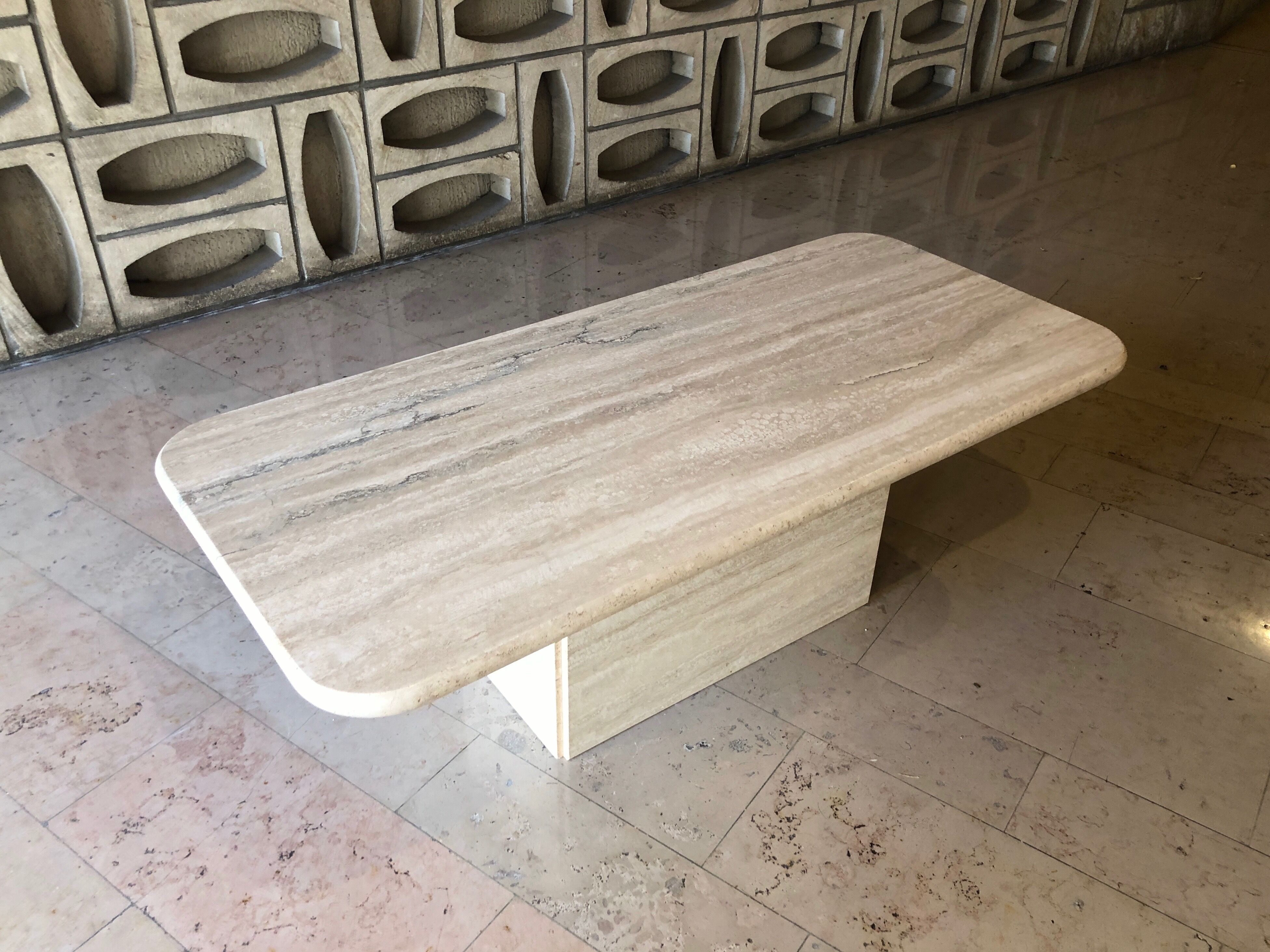 Table en travertin de forme rectangle