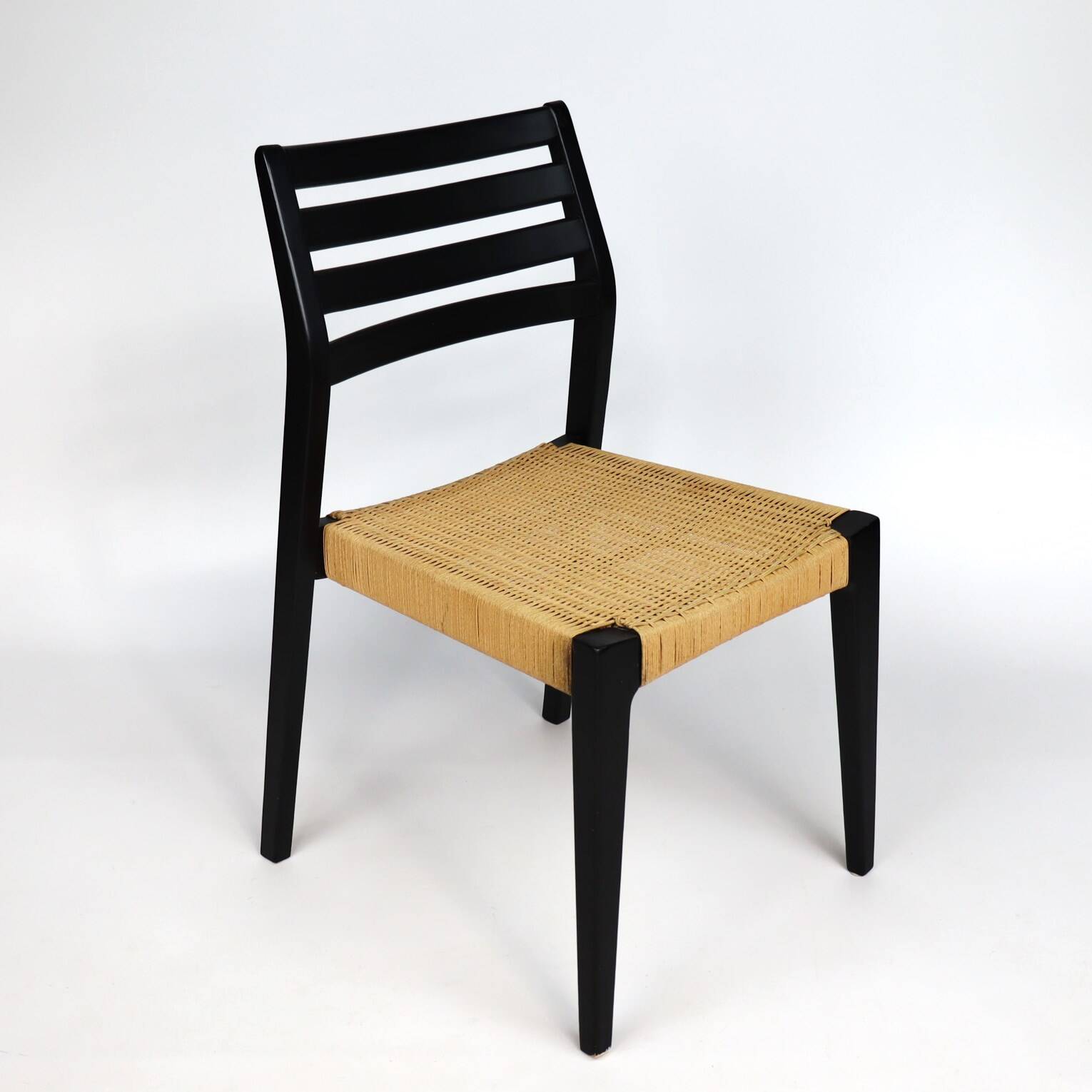 Scandinavian chairs in wood and ropes