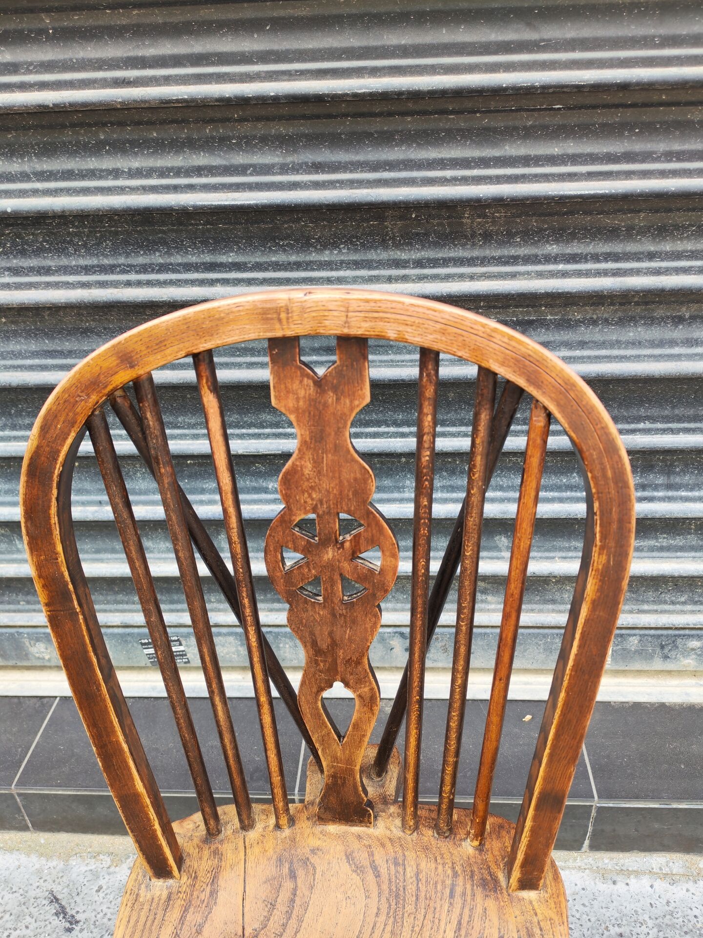 Ancienne chaise Windsor en orme massif. 