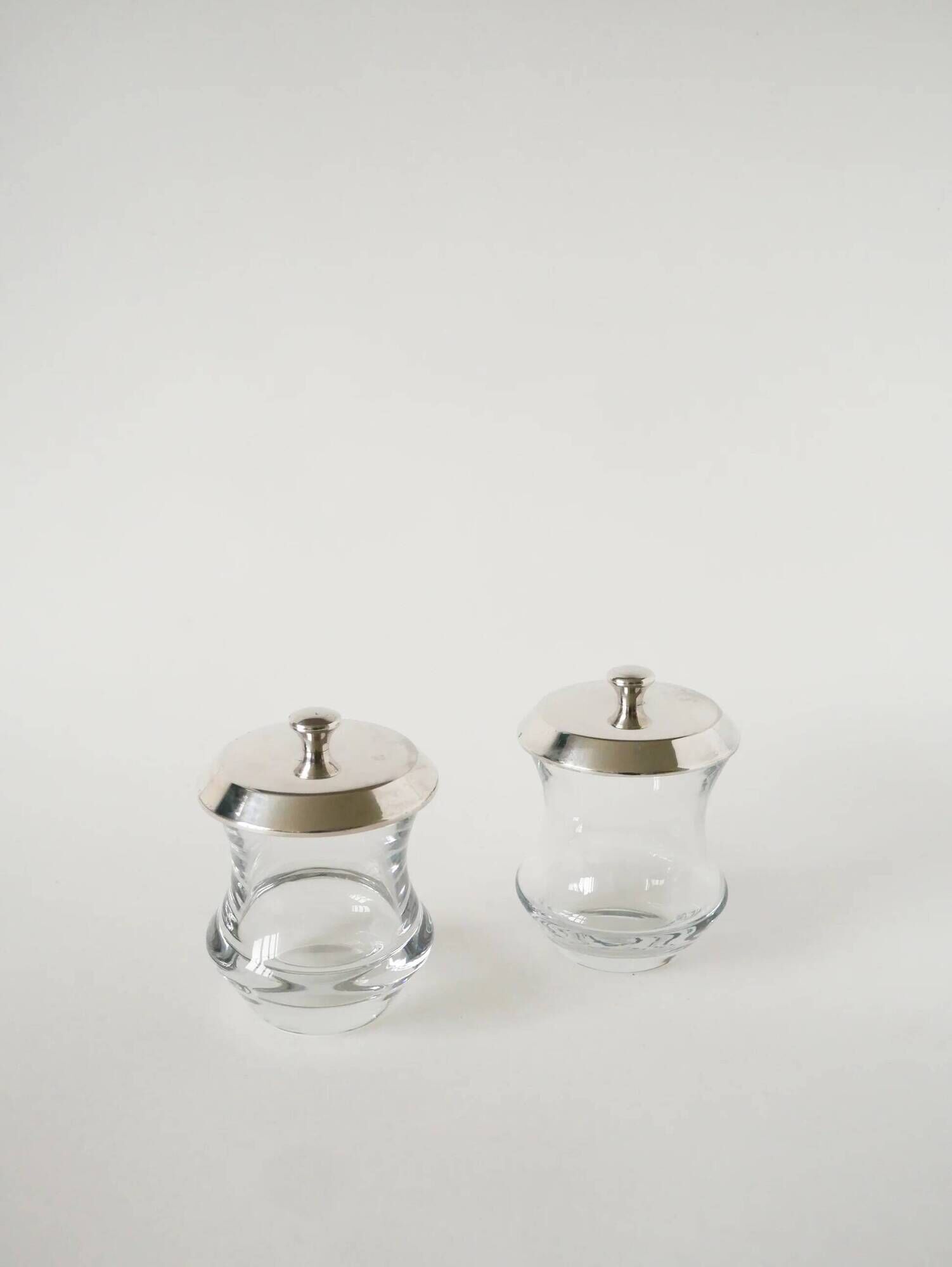 Pair of crystal and silver-plated condiment pots, Saint Hilaire, 1960.