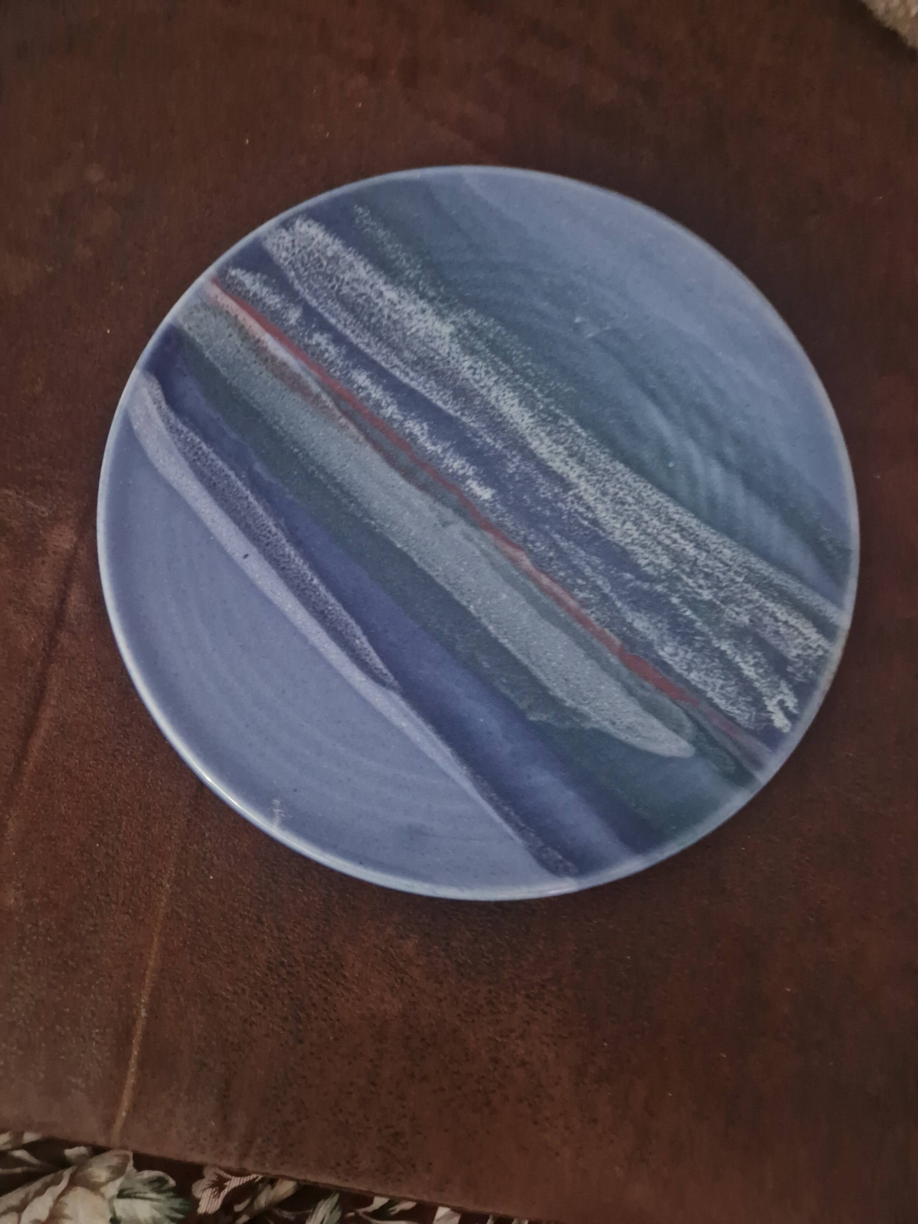 Plat rond en céramique d'art bleue - Signé Robinson