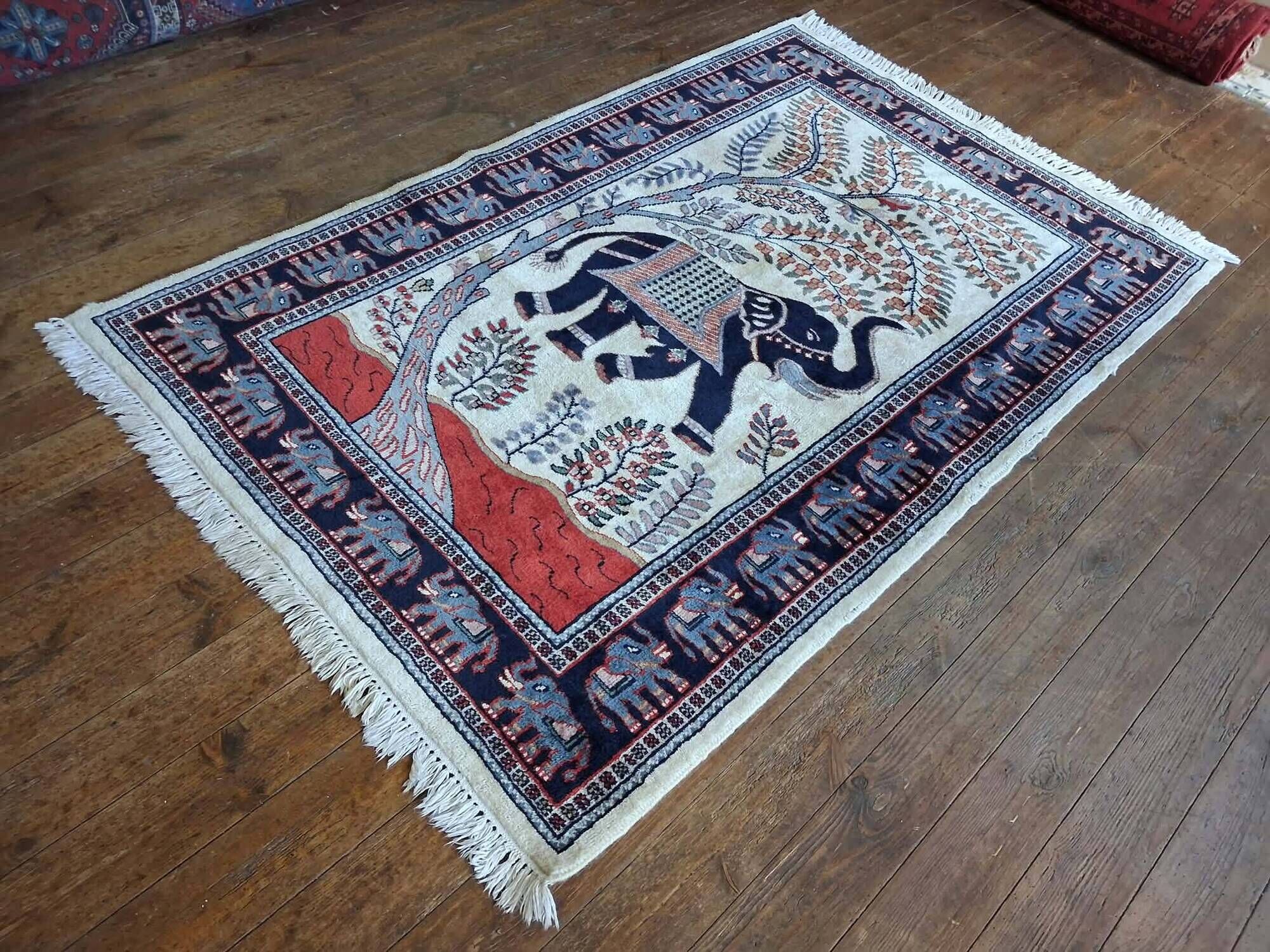 Handmade Indian rug Rajasthan 190x123cm