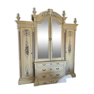 Armoire Laquée de Style Louis XVI