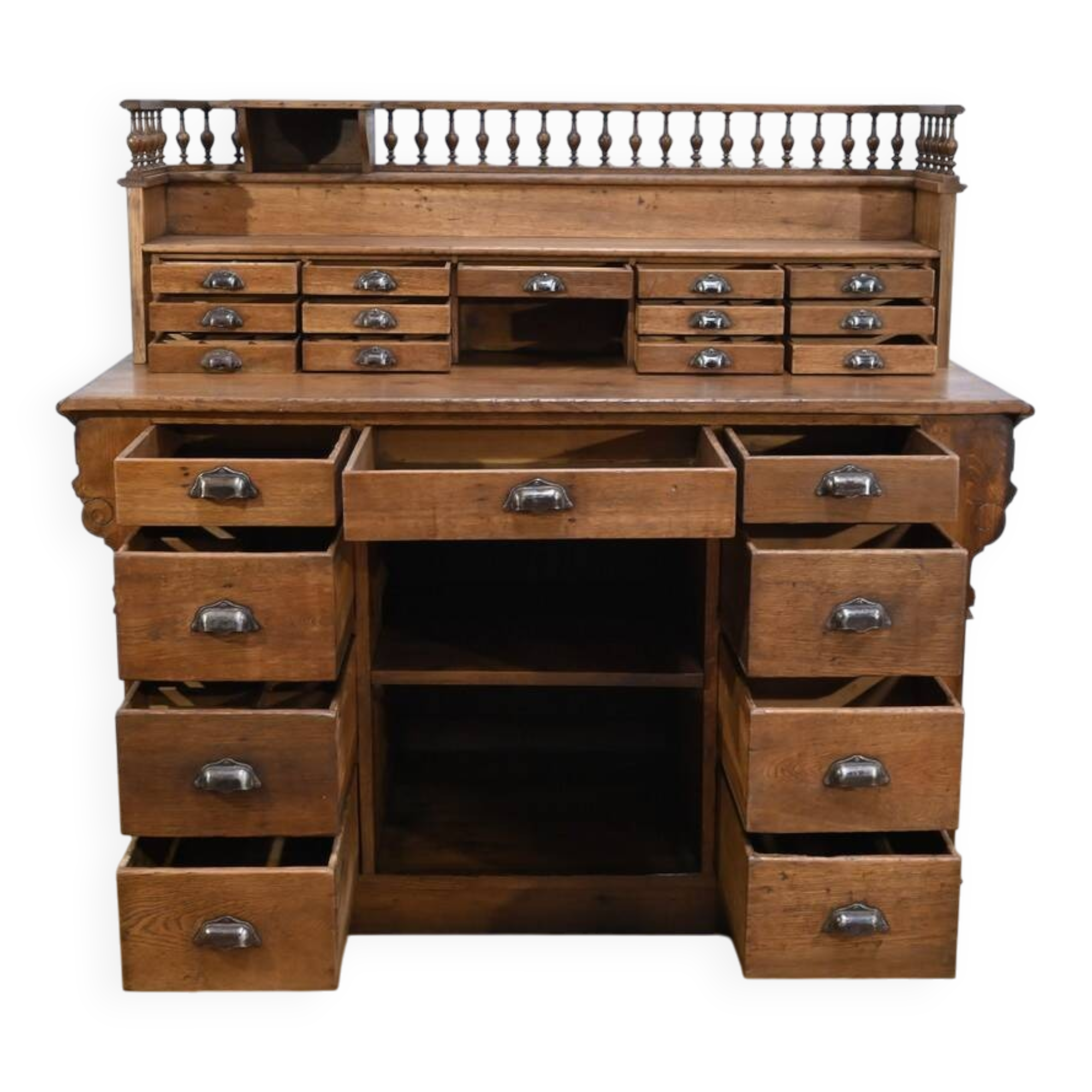 Oak apothecary counter – 1920