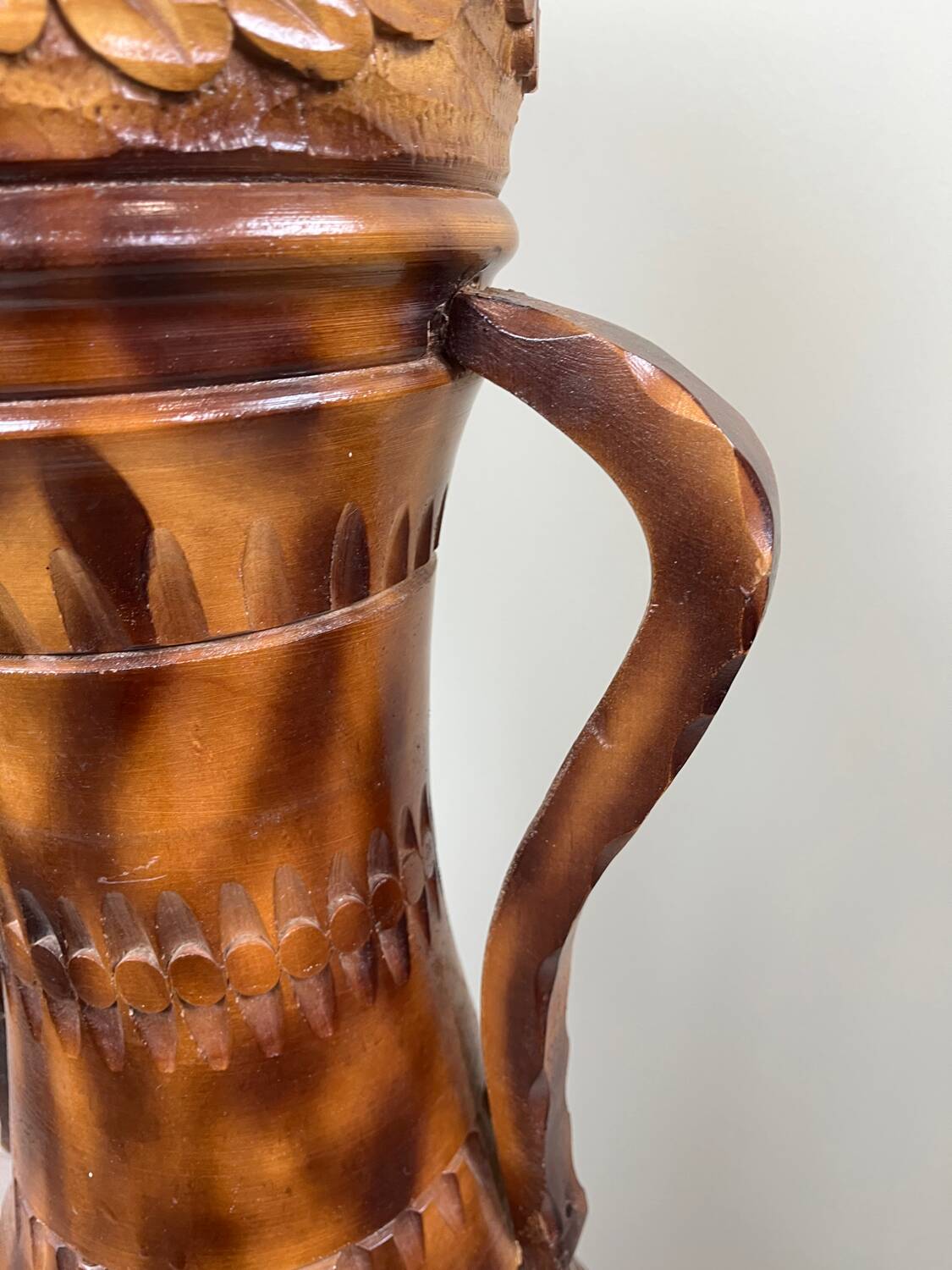 Important carved wooden jar