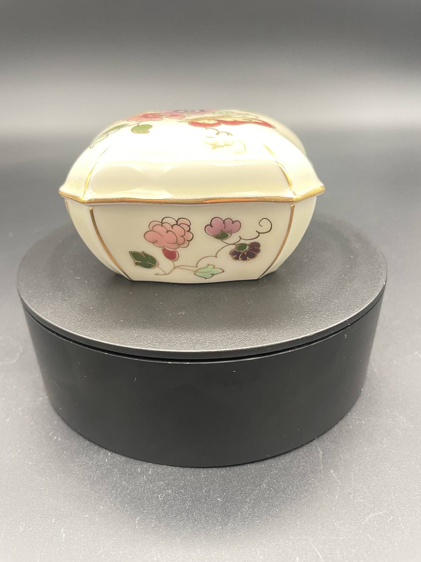 Vintage porcelain jewellery box Zsolnay Pécs, hand-painted, d