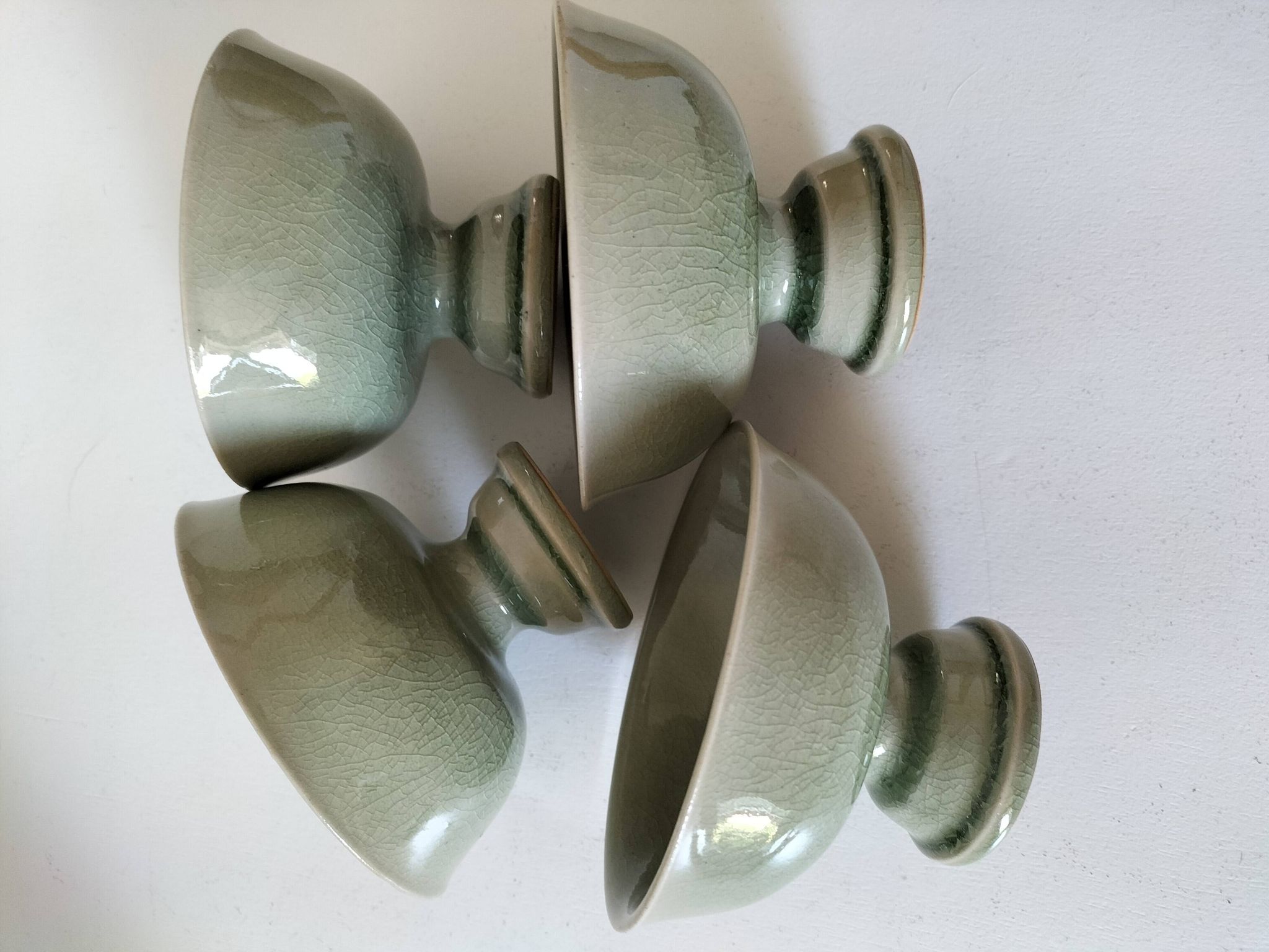 Ensemble 4  coupelles artisanales en céramique – émail céladon & style raku