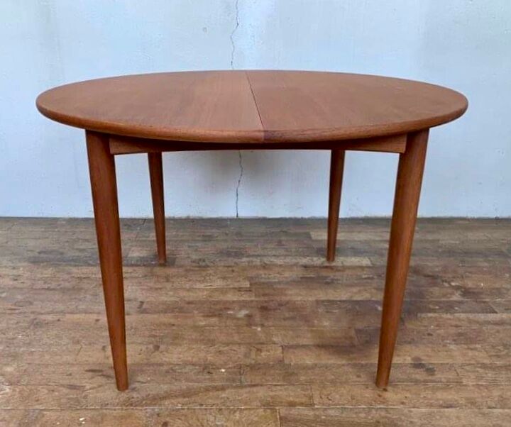 Vintage Round Table in Teak Diameter 110 with butterfly extension