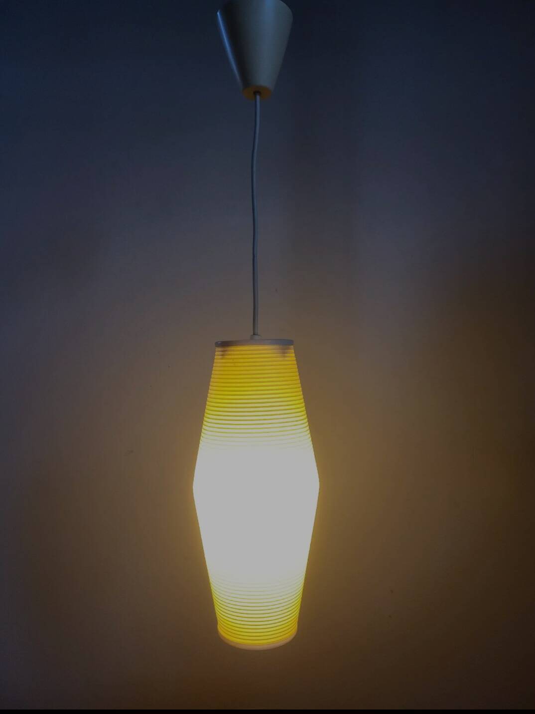 Rotaflex space age hanglamp, ovale vorm in geperst kunststof, jaren 1960