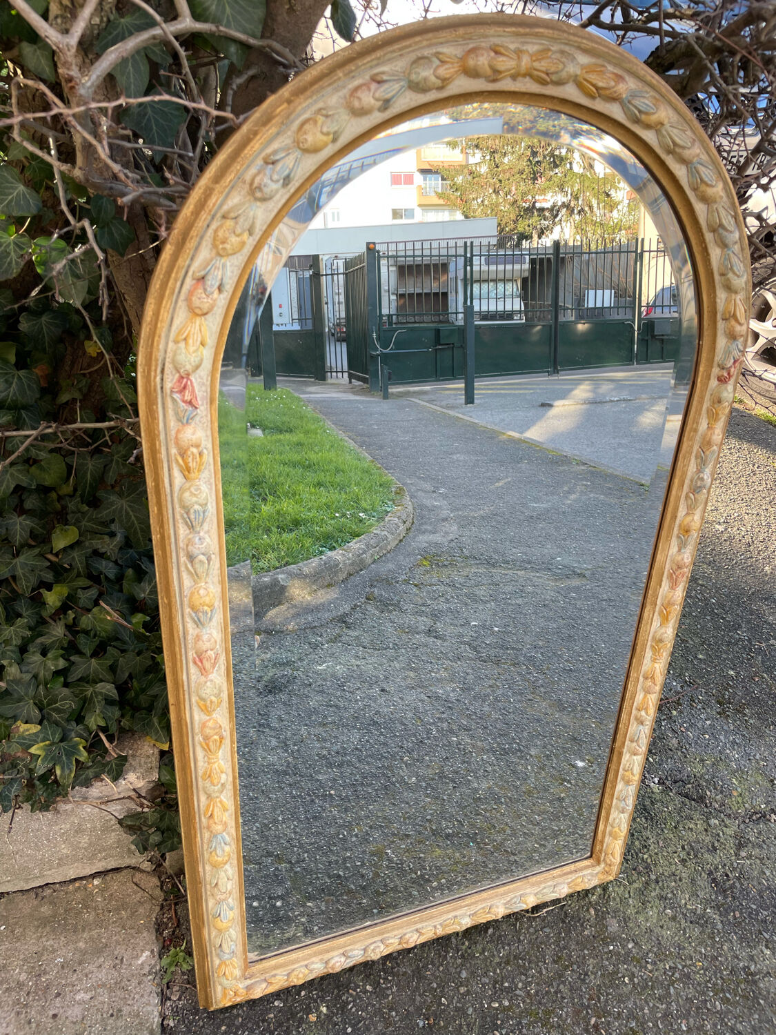 Beveled mirror plaster decoration knots and leaves