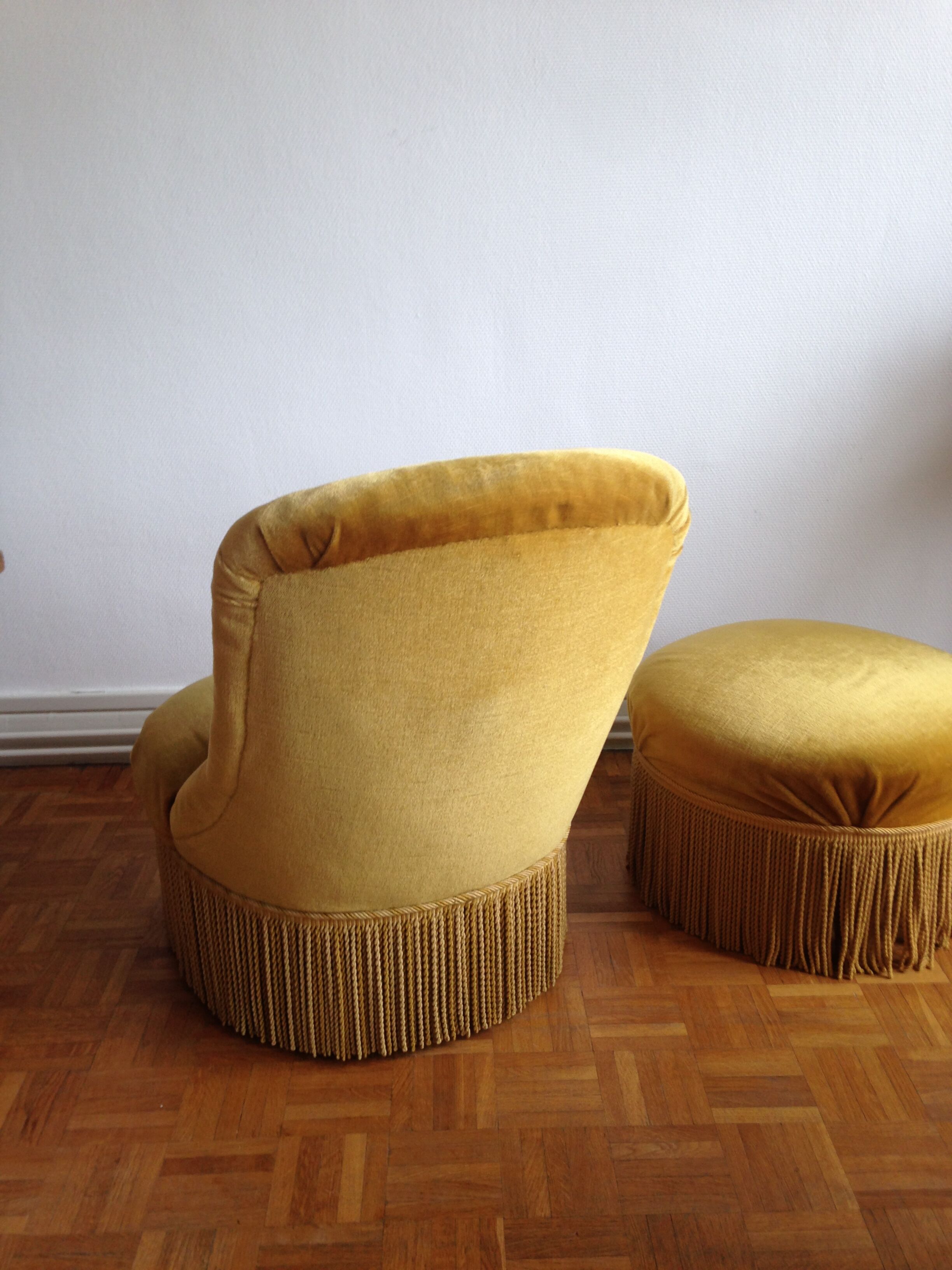 Fauteuil crapaud et pouf velours jaune