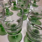 Set de 12 verres gobelets massifs à pied 1960