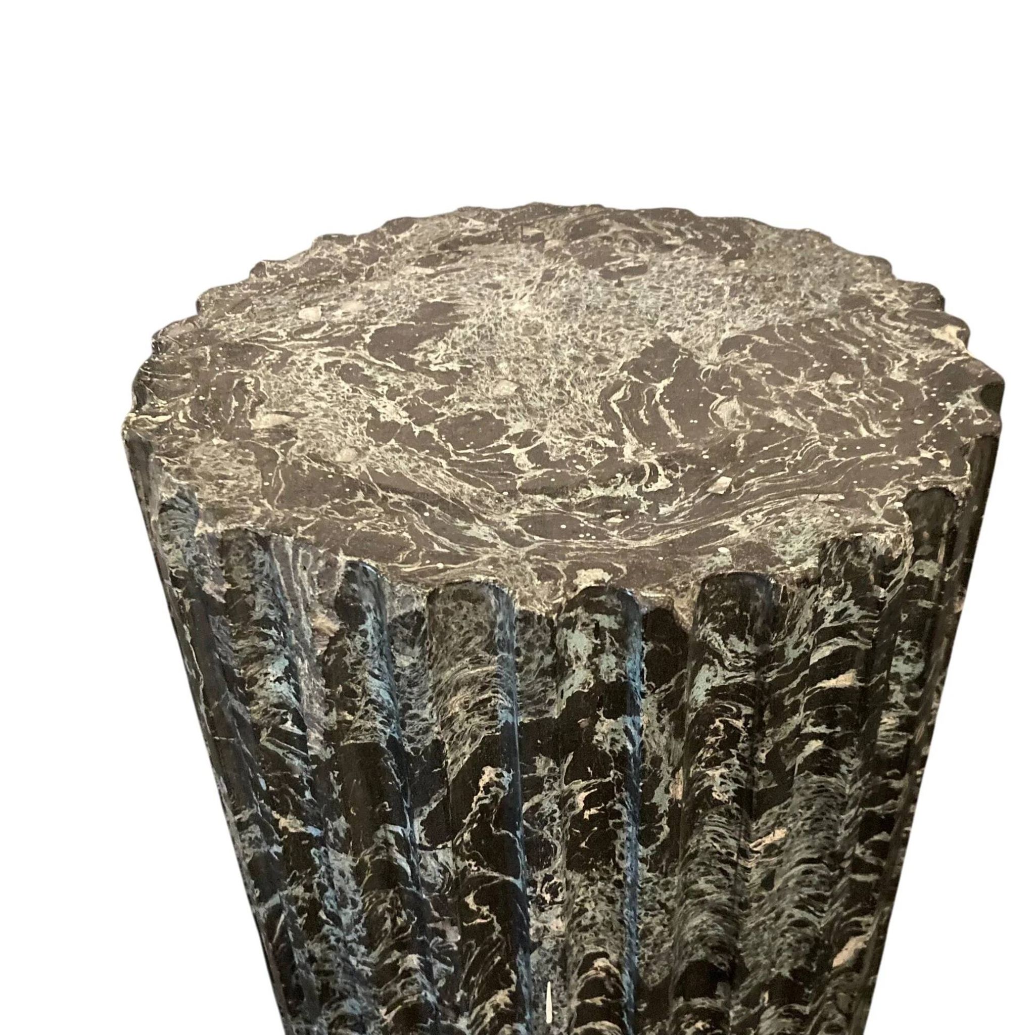 Paire de colonnes noires et vertes en scagliola 19e.
