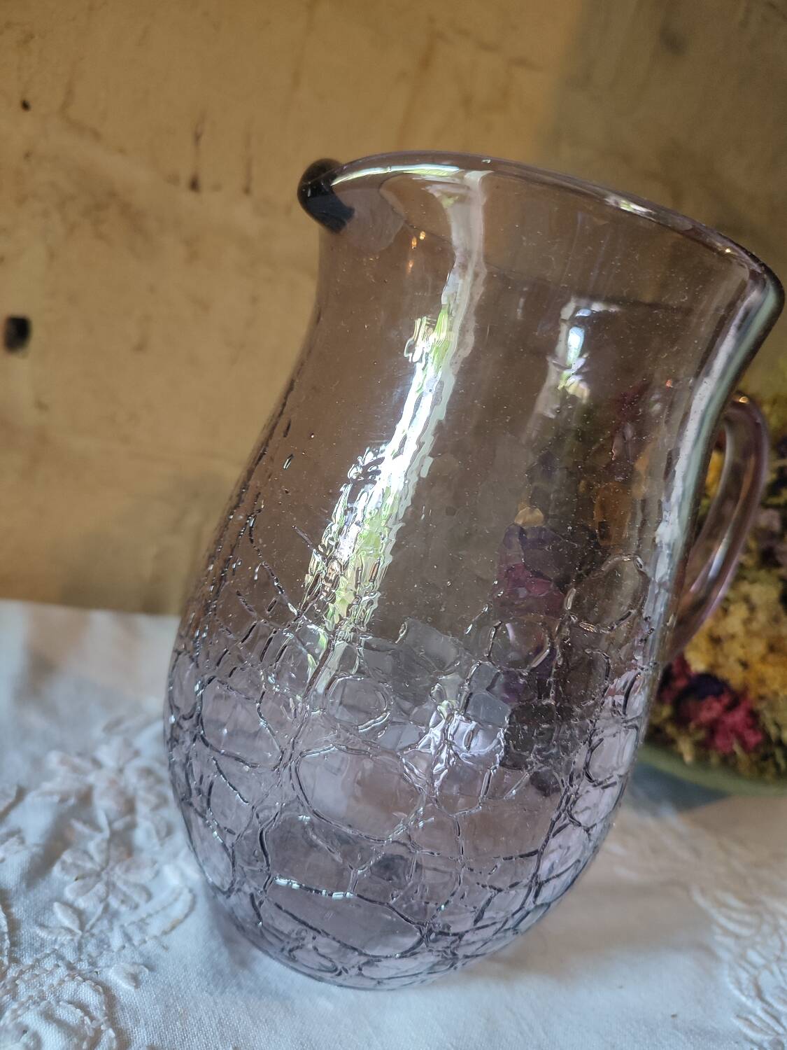 Pichet en verre craquelé couleur mauve
