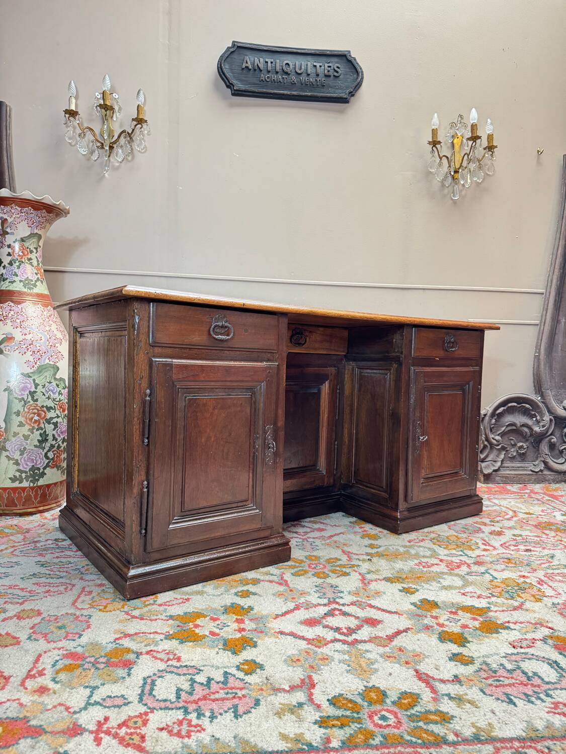 Bureau with a drawer in walnut, 18th century.