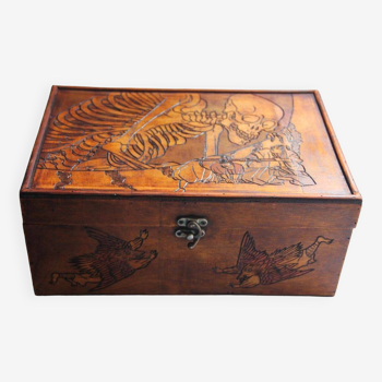 Coffret vintage en bois gravé, motifs yokai japonais